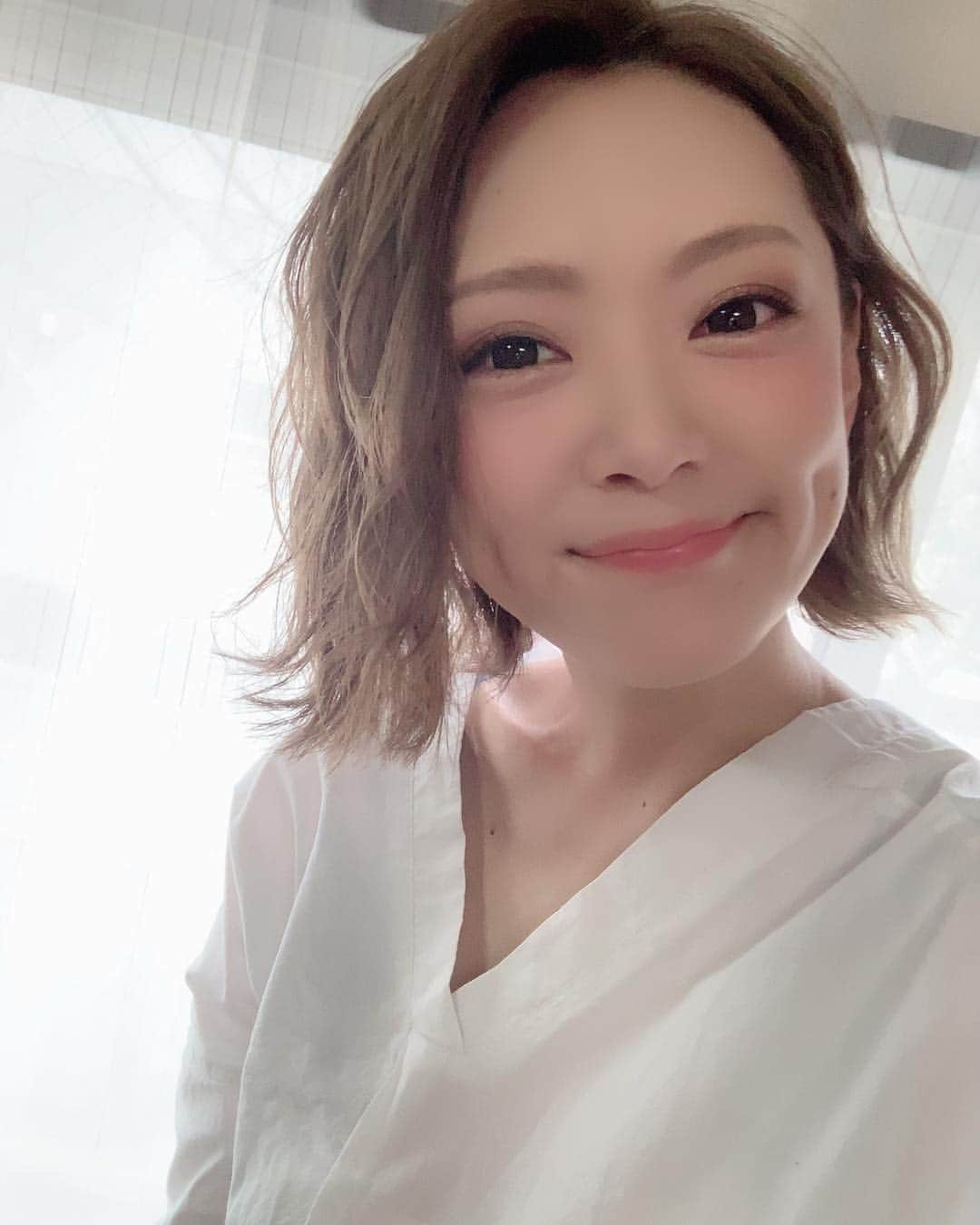 みかんさんのインスタグラム写真 - (みかんInstagram)「今日のヘアースタイル🎶 すごく好みのカラーでセットが楽しい💋 テンション上げてくの大事よね😏 これから子供とはいさいフェスタに行ってくるぅ🌴 そしてどら一も残すところあと10日です✨ 復活まで約4ヶ月半もたべれなくなるので、皆さん早よ今のうち食べとってね✌️ #ヘアスタイル #いつも自分で伸ばして巻き巻き #アッシュグレー #どら一 #あと10日 #ハタダ #はいさいフェスタ #川崎」5月5日 13時00分 - mikan02241984