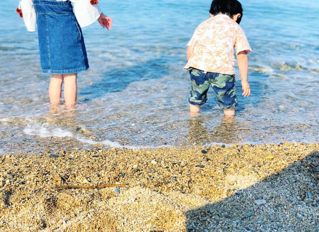 三倉佳奈さんのインスタグラム写真 - (三倉佳奈Instagram)「今日は5月5日。令和初のこどもの日！ 新しい時代も、すくすく伸びやかに成長してくれますように🎏  #海で水遊び #まだ冷たいけどお尻までじゃぶじゃぶ #GWの思い出 #娘4歳#息子3歳 #こどもの日#快晴」5月5日 13時02分 - kana_mikura0223