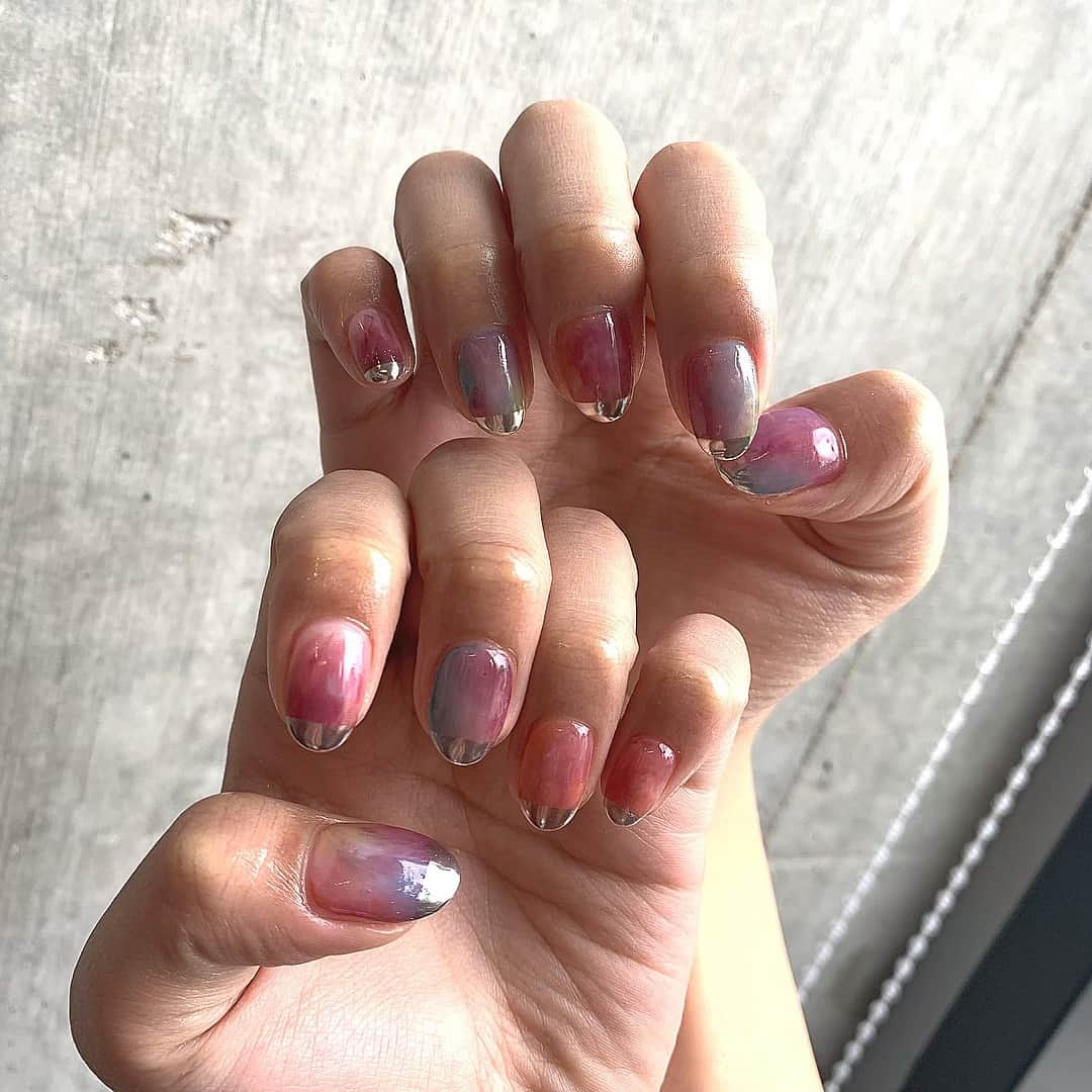 RUBY&ONYX by Kanako Miuraのインスタグラム：「持ち込み画像アレンジ🌈🌈 絶妙な色の混ざり具合です🌝 ・ ・ ・ 5/5 13:30〜,15:00〜,17:30〜 5/6 11:00〜,12:30〜,17:30〜 5/7 12:00〜.14:30〜 5/8 14:30〜.17:00〜.18:00〜  ご案内可能でございます🥰 その他のお時間もご相談くださいませ。  お子様もお隣に座れるペアルームや個室もございます💡 ・ ・ ・ 🌿月額制もやってます🌿 ○プレミアム会員(ハンド&フット)¥29,800(税抜)・ ○ハンドレギュラー会員¥14,800(税抜)・ ○フットレギュラー会員¥14,800(税抜)・ ・ それぞれ全てのメニューが月に何度でもご利用頂けます。  ご予約、お問い合わせはDMまたは 0354595882 LINE ID：@ rubynail までお気軽にどうぞ💫  #daikanyama#nailsalon#nail#gelnail#rubyandonyx#summer#summernails#handnail#mode#cool#studs#menscare#ART#mirrornails#メンズネイル#メンズケア#定額制ネイル#通い放題#ジェルネイル#ネイル#ノーサンディング#ショートネイル#大人ネイル#レオパード#シンプルネイル#代官山ネイルサロン#トレンドネイル」