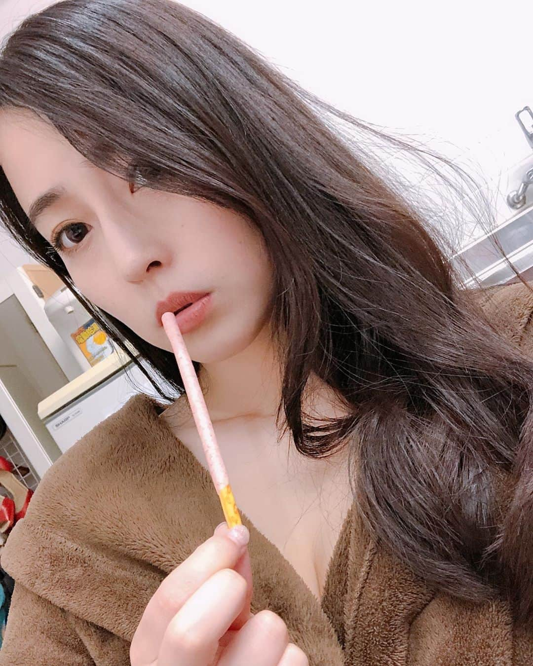 薄井しお里さんのインスタグラム写真 - (薄井しお里Instagram)「ポッキーゲームするひとー！💋 ・ #大阪にいます #撮影会 #ポッキーゲーム #神戸 #高級ポッキー  すごく太くて香り豊かなポッキー☺️💋」5月5日 13時11分 - shiori.uuu