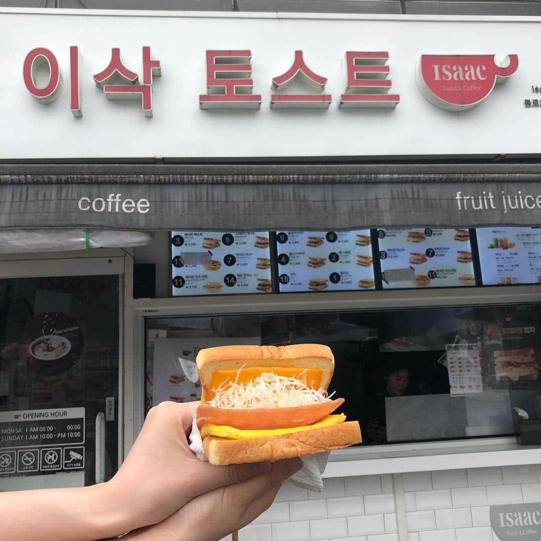 千秋さんのインスタグラム写真 - (千秋Instagram)「朝食に食べたハムたまごトースト🥪🍳約290円。 これ系のトースト屋さんは、朝から色んな街角でやってましたよ。 #千秋旅日記 #韓国旅行 #ノンストップ #トースト #朝食」5月5日 13時20分 - chiaki77777