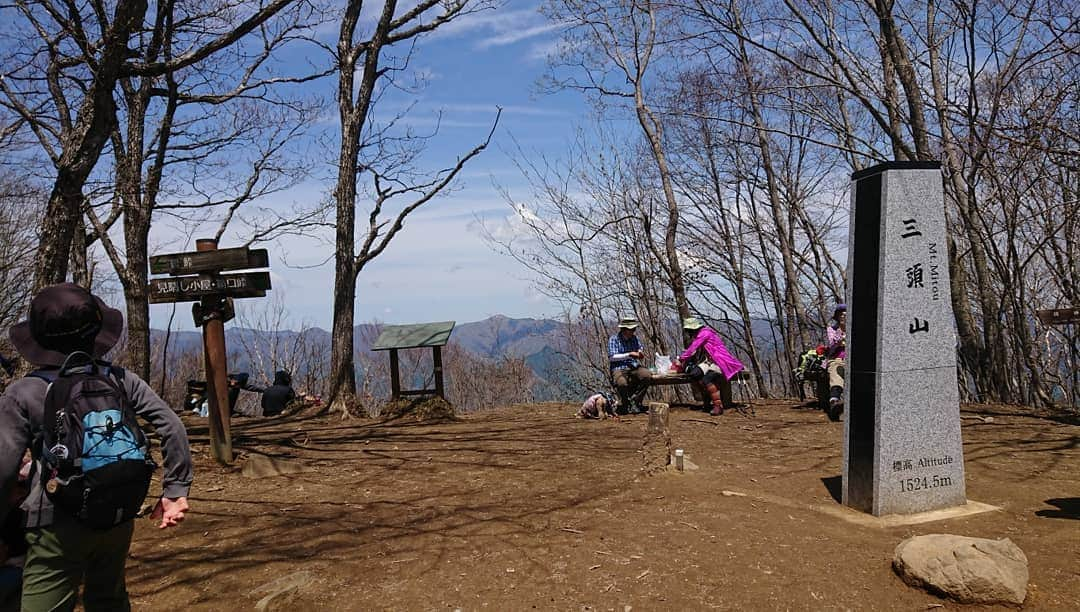 桜花さんのインスタグラム写真 - (桜花Instagram)「三頭山山頂🍀🗻✨ 晴れていて爽やかな空に出会えました🍀  さすがGW大変賑やかです＼(^^)／🌼✨ #山登り  #山女子  #山歩き #mountain  #mountains #mountaingirl #三頭山  #奥多摩」5月5日 13時27分 - mountainohka