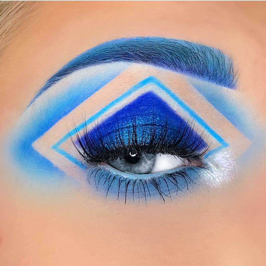 Jeffree Star Cosmeticsさんのインスタグラム写真 - (Jeffree Star CosmeticsInstagram)「So many hues of the ocean... 💙 And they’re all captured inside of our magical #BlueBlood palette displayed in this stunning look created by @k80far 🧩 #jeffreestarcosmetics #bluebloodpalette」5月5日 13時43分 - jeffreestarcosmetics