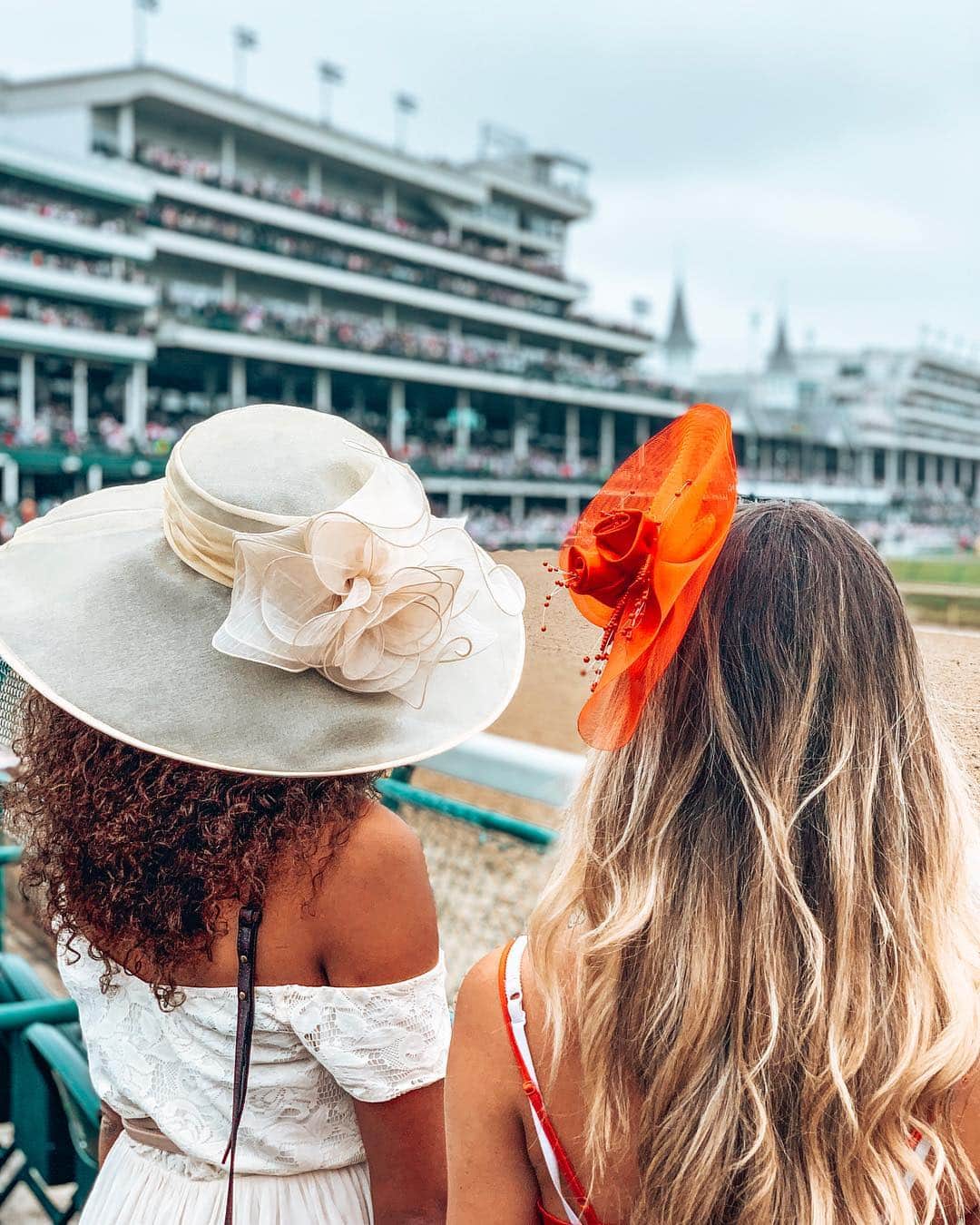 Visit The USAさんのインスタグラム写真 - (Visit The USAInstagram)「Celebrating the 145th Kentucky Derby in style with @girlborntotravel and @theblondehills 🐎🐎🐎 Follow #UnitedStories as we spend the year collecting unique stories from across the country with our mobile content creation labs. #TravelKY #kentuckyderby」5月5日 13時49分 - visittheusa