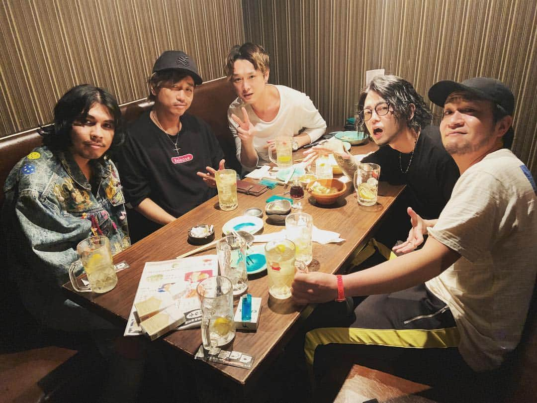 Katsuma さんのインスタグラム写真 - (Katsuma Instagram)「昨日はJAPANJAMから帰宅後、ビバラ出てた勢と合流して飲みー🍺  Fuyuさんやっと会えた！ めちゃくちゃリスペクトしてる化け物ドラマー、やはり人間も最高でした〜🥁 大好きな友達がまた増えて嬉しい😃  @duranstagram  @fuyumusic  @fino_hayadrums  @matan1107」5月5日 14時00分 - katsuma_drums