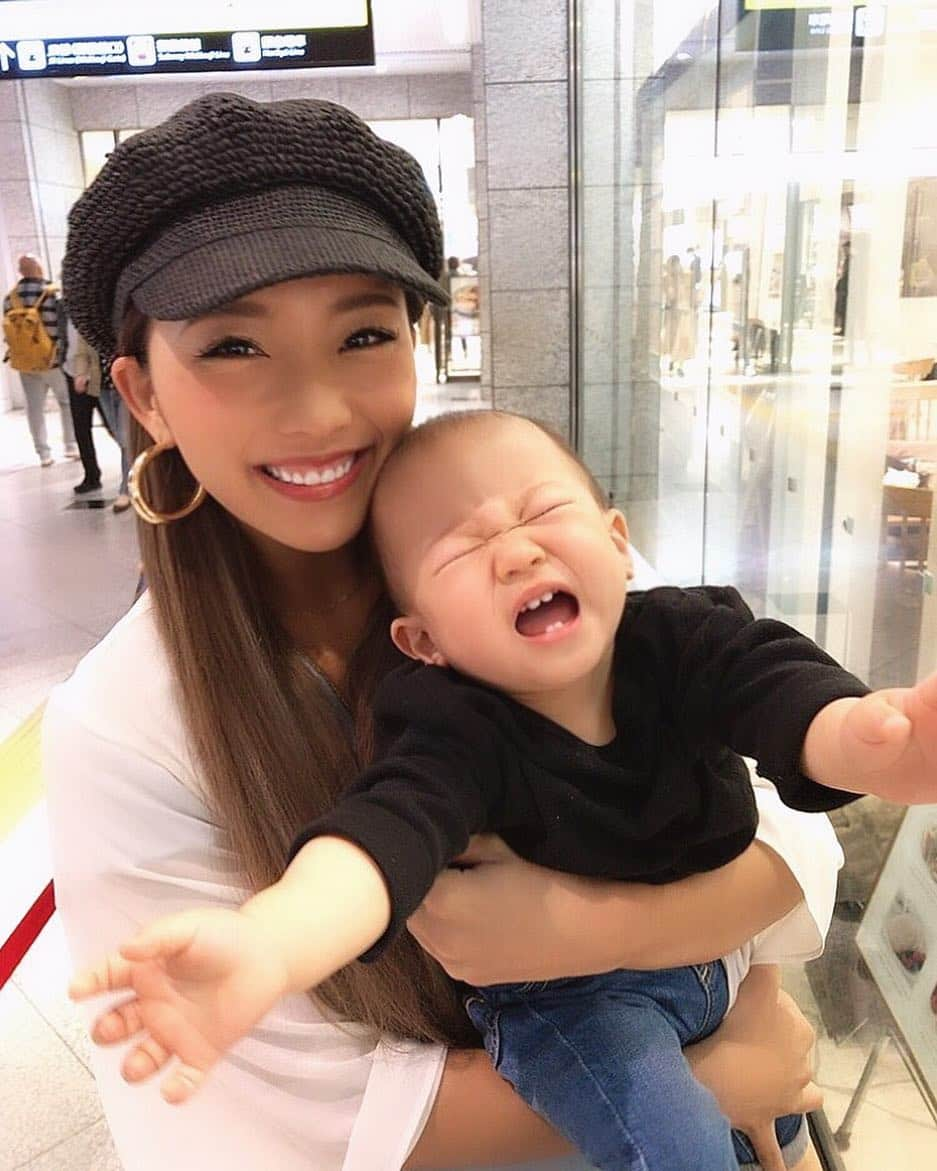 逢田ゆんさんのインスタグラム写真 - (逢田ゆんInstagram)「. 5月5日 こどもの日👶🎏 甥っ子めったに泣かないみたいなのに 私が抱っこすると泣き虫になります。 だけどそんな姿も愛おしい....(〃ω〃)❤︎ . こどもの成長は ほんと早いね👀💓 . #0505#こどもの日#甥っ子#べいびー#私超笑顔#笑」5月5日 13時53分 - yun_asada