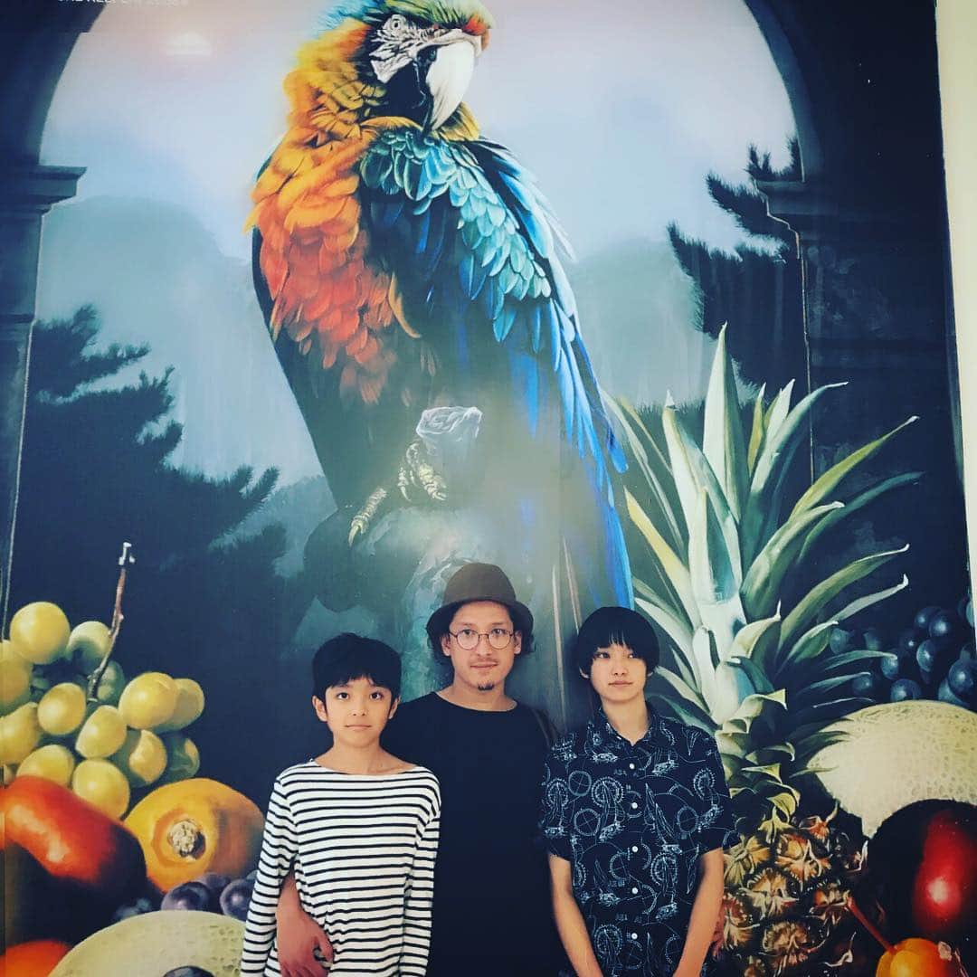 のインスタグラム：「子供達とホキ美術展  大きくなるとこういう事を共有できるのは嬉しい。 絵の勉強になるといいね。  #ホキ沖縄 #リアル絵画」