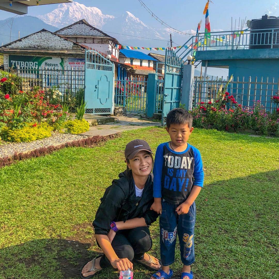 彩海のインスタグラム：「. . NEPAL🇳🇵 Pokhara >>> Dhampus ネパールポカラからダンプス . トレッキングはしないと思ってたのに ダンプス行かない？って 気軽に誘われて、 気軽にのってみたわたしw . . まず、ポカラからフェディ(1130m)というポイントまで タクシーで1時間移動。 そこからダンプス(1800m)まで トレッキングすることに。 . . ガイドや地元民がトレッキングシューズを履いて登る中 OOFOSしか持ってきてないわたしはマジでナメてる装備www . . ゆっくり休みながら 結局3時間くらいかけてのぼりダンプスへ到着。 これで私も山ガールです。 . . . . 到着した15時頃から 天候が急に悪化し 豪雨とヒョウが半端ないw あんなヒョウ見たことなくて びっくり… 寝るまですることもないので とにかくビールを飲み明かすw . . . どうか翌朝はヒマラヤ山脈が見れますように、 って祈りながら寝ましたw . . 翌朝5時起床。 部屋からヒマラヤ山脈くっきり！ 晴れたーーーーー！！！ . こんなに晴れたのは1週間ぶりだよ。ラッキーだね！って宿のオーナーさんに言われて、 オーロラ見れた時のことを思い出すw そうなんです、私、生粋のラッキーガール！笑 . . 晴れたダンプスの村は本当に綺麗で、 ここへ来れて良かったと心から思った！！ . . ガイドのヤンさんは超絶にヒトがよくて、 彼の言葉は突き刺さりまくったし やっぱり、これが好き！幸せ！って 胸張って言える生き方って素晴らしい。 . . 翌日の下山は私のcalfをいじめ続け、案の定筋肉痛w . . . ネパールへ来たら 是非トレッキングをして絶景を堪能してください (準備周到で) . . . #ネパール#ネパール旅行 #ポカラ#ダンプス#トレッキング#アンナプルナ#バックパッカー女子 #バックパッカー1人旅 #バックパッカー#山ガール#nepal#dhampus #dhampusvillage」