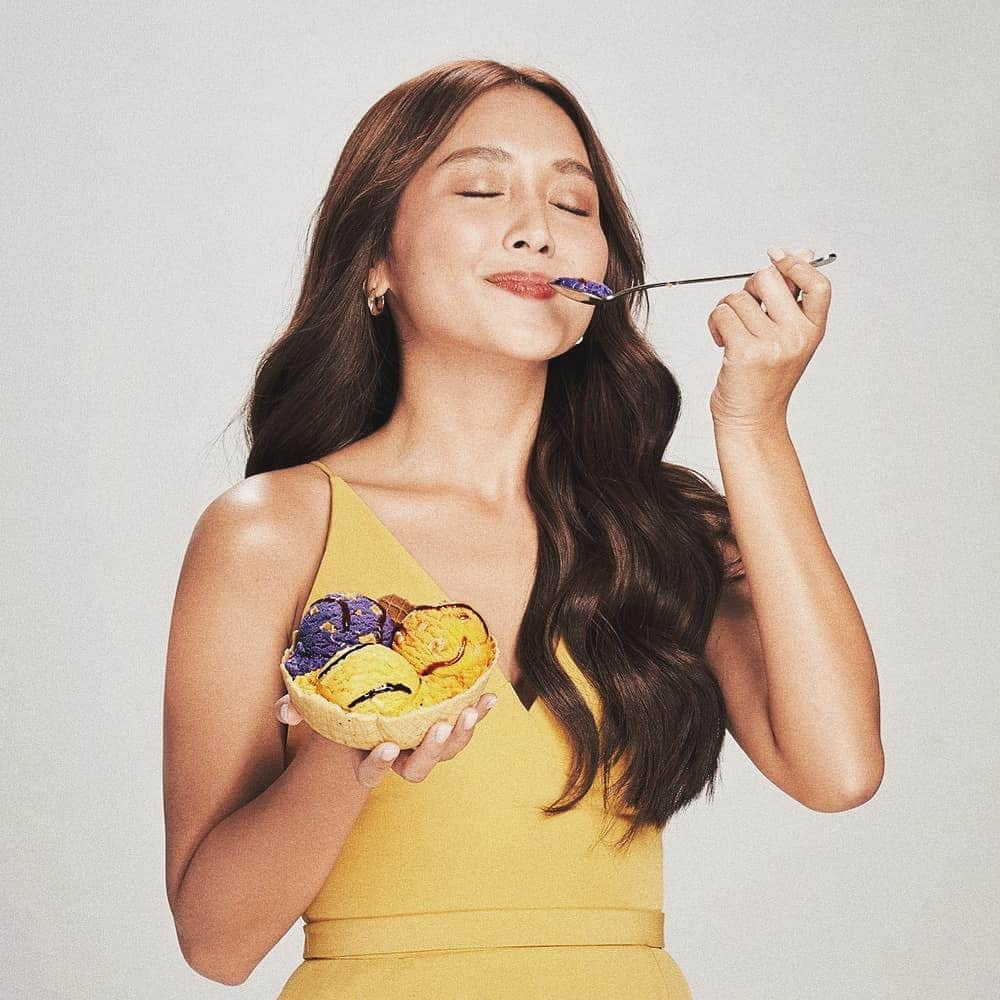 Kathryn Bernardoさんのインスタグラム写真 - (Kathryn BernardoInstagram)「It’s out!!! Happy to share with everyone my first ever TVC with @magnoliaicecreamph —samahan niyo ko ma-discover ang Kakaibang Sarap ng Pinoy Favorites with a Twist! @aldenrichards02 and I just can’t get enough of our #MagnoliaPinoyFavorites! 😋🍦 https://youtu.be/CdHVBgxsXQg」5月5日 14時03分 - bernardokath