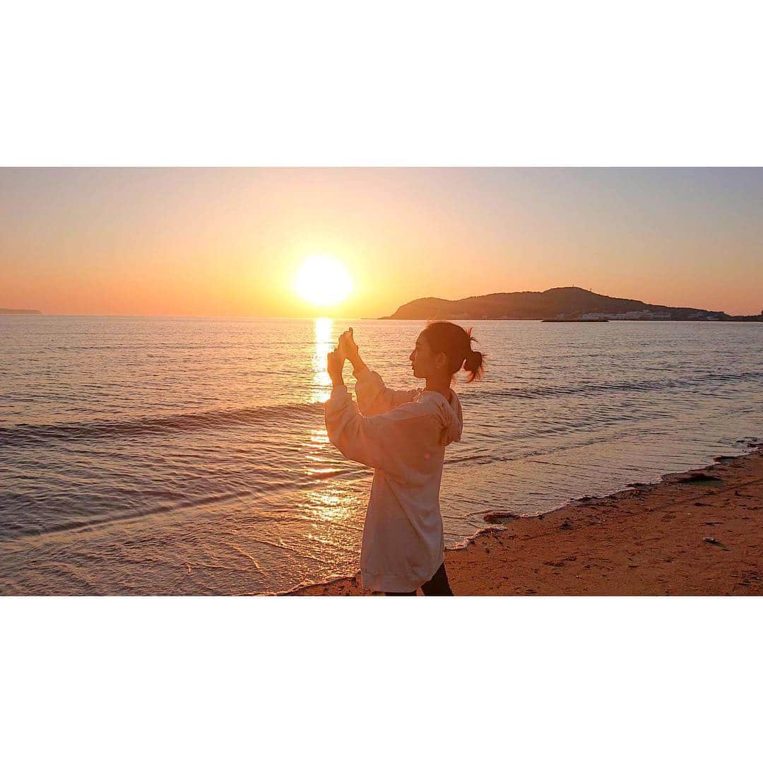 のインスタグラム：「天然っぷりを大いに発揮していた母ではありますが、そんな母も写真を撮るのは相変わらずお上手なようです。そしてただいま東京。  #母 #娘 #夕焼け #夕日 #空 #海 #砂浜 #美しい #景色 #福岡 #mother #daughter #sunset #sky #ocean #beach #beautiful #view #japan #fukuoka」