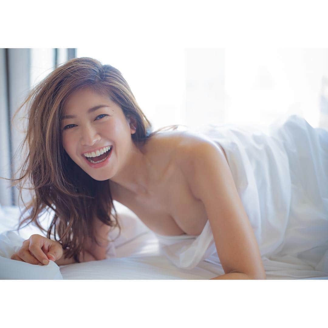 森下千里のインスタグラム：「10年ぶりくらい？に 番組企画でグラビア撮影。  モニター見ながら、 はぁ、歳とった…と思ったけれど、 今の方が笑顔が丸くていい！と言ってもらえたり、嬉しいこともあるものだ。 脱いだ甲斐ありました😁😁😁 w 若い頃は尖ることでしか自分を保てず、攻める感じの方が楽で、強い写真ばかりで答えていたけど、 そのままがいいと言ってもらえることが、 恥ずかしくも、こんなに嬉しいのだと初めて感じました。 とてもいい思い出になりました！！ . . ニノさんのみなさま、 背中を押してくれた事務所マネージャーのみんな、 カメラマンの松田忠雄さん、 メイクの佐々木さん、 交渉してくれた大久保さんw 本当にありがとうございました😊  ちなみに、 個人的にはこの写真がすきです。 . . #グラビア  #露出少ないのに一番緊張 #10年のブランク #でかい #いい思い出 #ありがとうございました #nofilter #カメラの力」