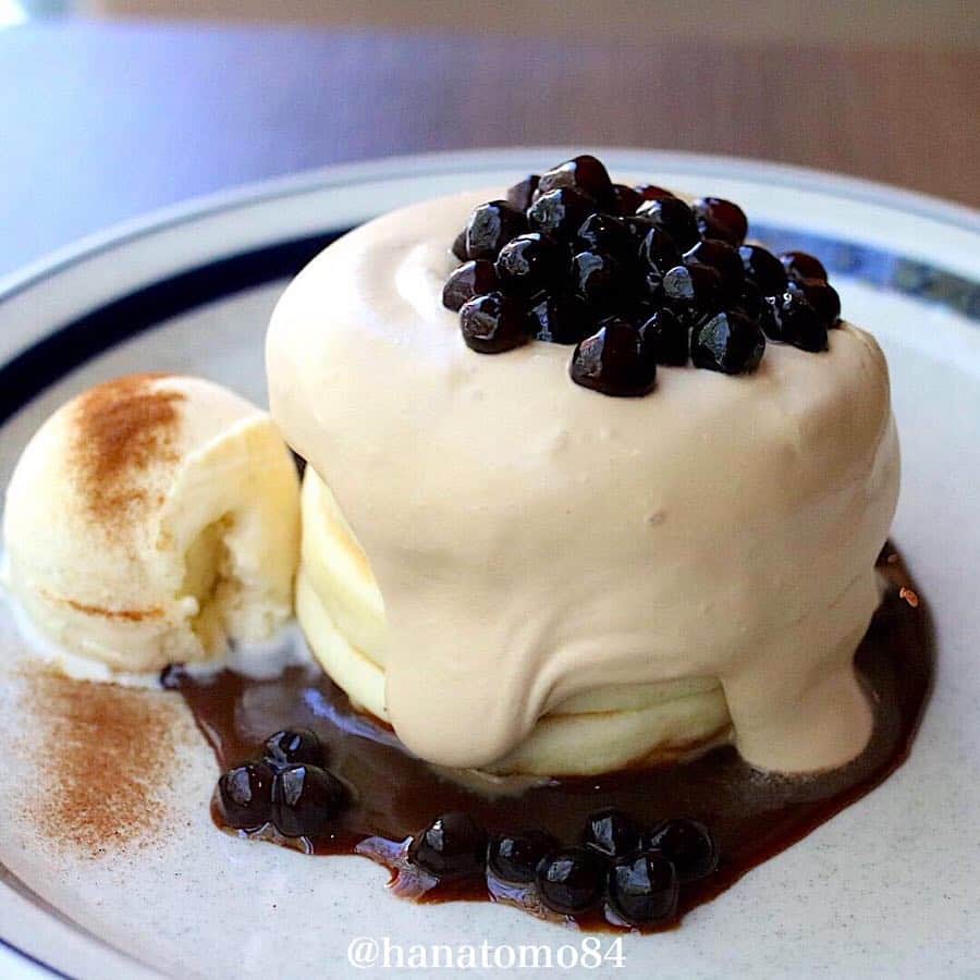 のインスタグラム：「. ‪.‬ ‪.‬ 渋谷にある「hole hole cafe&diner 渋谷店」では 紅茶風味のタピオカにミルクティーフレーバーのソースやクリームを合わせた、その名も「タピオカパンケーキミルクティー」(980円)が食べられるぞ！ . https://www.buzzfeed.com/jp/hanatomo/pancake-03 . 今流行りのタピオカをパンケーキと合体させた ハイブリッドパンケーキ！ . タピオカのもちもち感とふんわりとした生地が好相性。 . 2019年5月31日(金)までの期間限定販売ですよー！ . ————————————————— . 住所 : 東京都渋谷区道玄坂2-10-1 奈須ビル2階～5階 ‪営業時間 : [‬ランチ]11:30～16:00(L.O.16:00) [ディナー]18:00～23:00(L.O. 22:00) ‪電話番号 : ‬03-6416-0203 ‪席数 : 50席‬ ‪定休日 : 月曜日‬ . ————————————————— . #パンケーキ部#パンケーキ#カフェスタグラム#スイーツ#東京カフェ#東京スイーツ#cafemiru#カフェ部#カフェ巡り#渋谷カフェ#渋谷スイーツ#渋谷パンケーキ#パンケーキ巡り#渋谷ランチ#タピオカパンケーキ #はなとも渋谷」