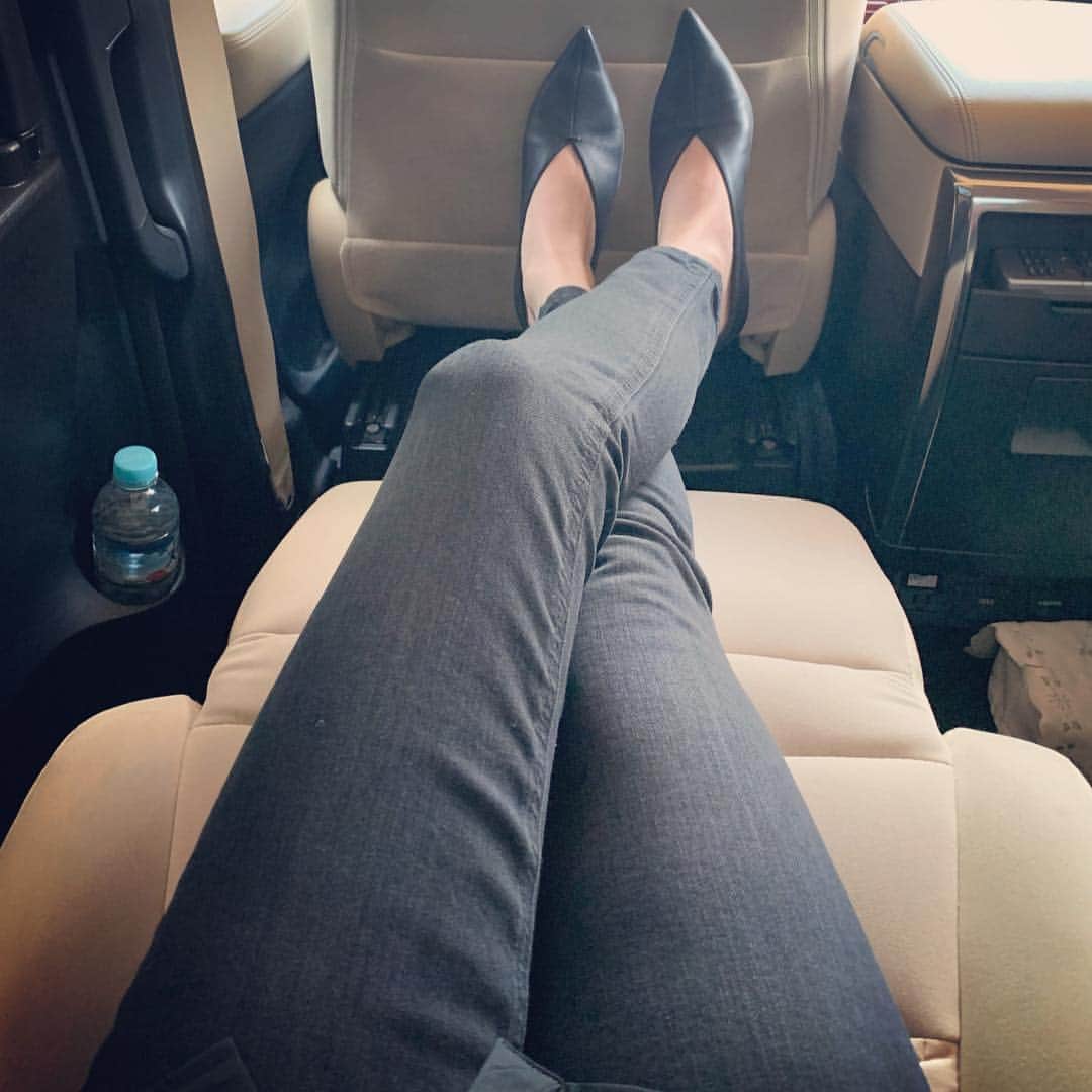 のインスタグラム：「やっぱりブラックスキニーが1番落ち着く。 #矢田亜希子#akikoyada #スキニー#スキニーデニム#skinnyjeans #ドラマ#ドラマロケ#ロケ日和#撮影#移動中#私服#yanuk #celine #セリーヌ#blackdenim #denim」