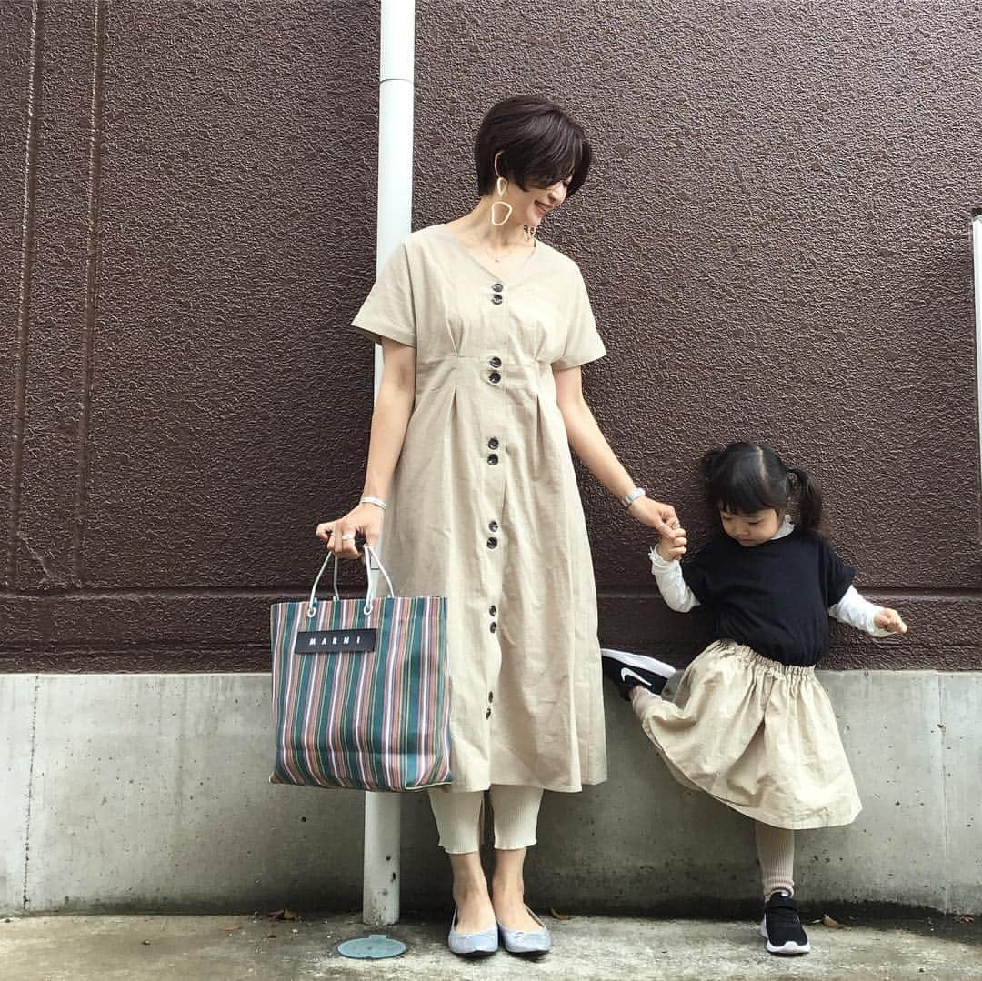 ayakonbubuさんのインスタグラム写真 - (ayakonbubuInstagram)「このワンピースも#しまむら のもの。 なんでだろう  このワンピースで撮った写真  私ほぼ目をつむってる🤣🤣🤣 庭で泥だらけで遊ぶので 着替えてコーデ撮り放題😏  #しまパト  #しまパト戦利品  サイズM @grshimamura  #いつかのコーデ #いつコ -------------------------------------------- パンプス▷ @gu_global  こなきんのワンピース ▷@gu_for_all_  #こんぶコーデ 時計 ▷ @danielwellington  バッグ ▷ @marni ------------------------------------------------ #mamagirl_sugotoku  #locari#ママコーデ#大人カジュアル#ママファッション#ママリファッション #プチプラ#プチプラコーデ#アラフォーコーデ#アラフォーファッション  #40代ファッション  #カジュアルコーデ  #ジユジョ#ワントーンコーデ#gumania#gu神mania #gu_for_all#しまむら購入品#親子コーデ#おやこーで #シミラールック」5月5日 19時50分 - ayakonbubu