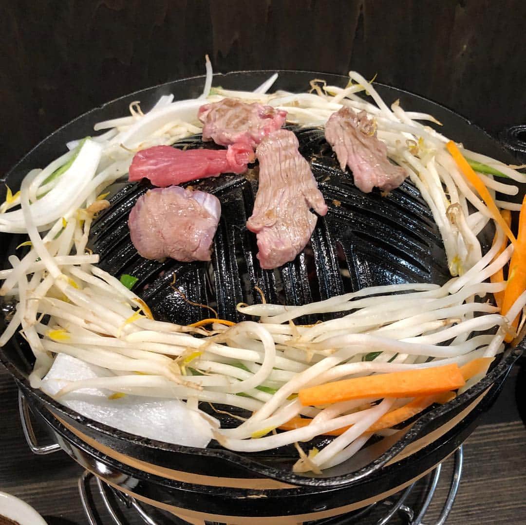 のインスタグラム：「ライオンズマンションの突き当たりに開店したジンギスカン屋さんへ行ってまいりました。一人でサクッと系の焼き肉屋、増えたなー。ランチもあるみたい。 #高円寺 #中通り #ジンギスカン」