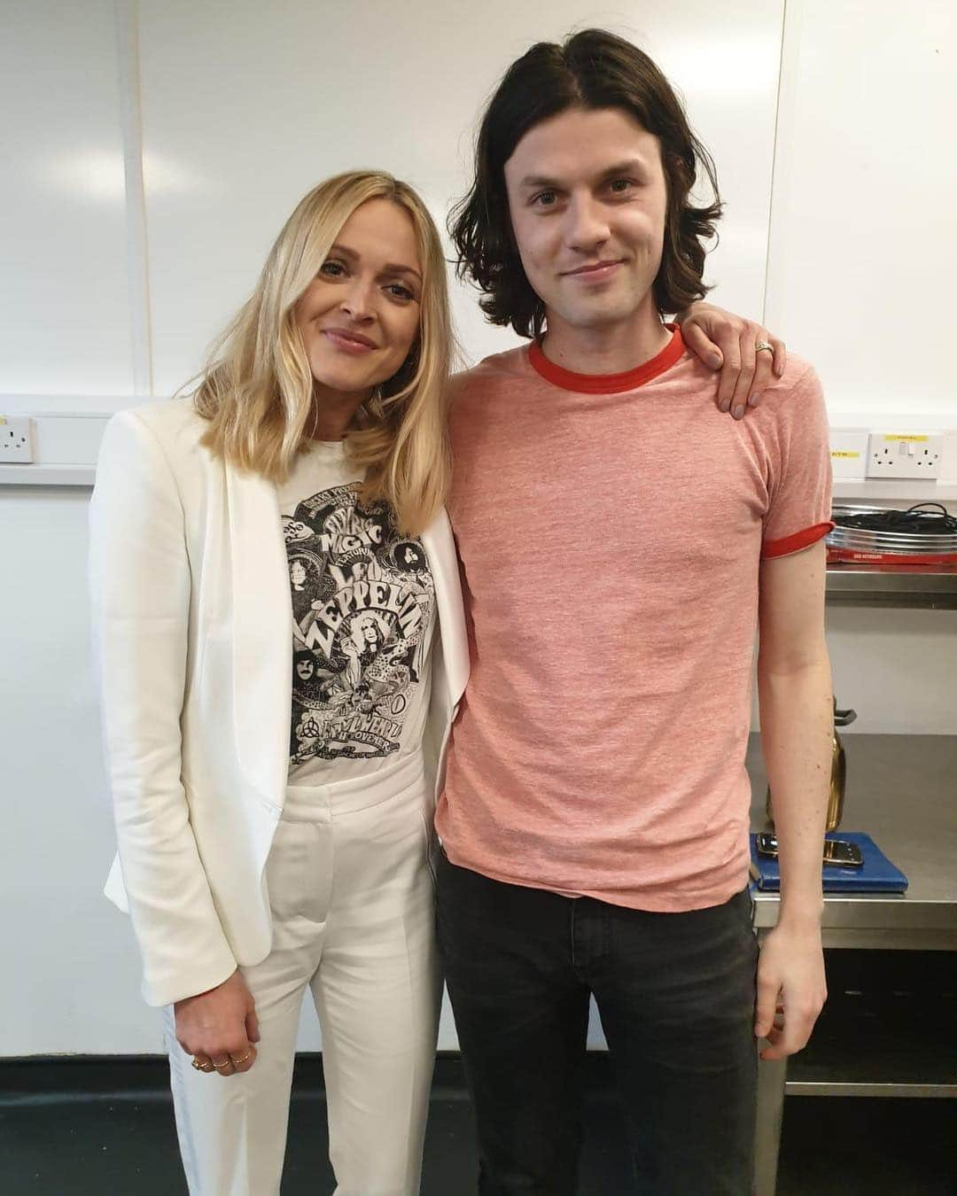 ジェームズ・ベイさんのインスタグラム写真 - (ジェームズ・ベイInstagram)「Last night was so much fun! Thank you for having me on the podcast @fearnecotton x (and so great to meet you @maisie_williams !)」5月5日 19時47分 - jamesbaymusic