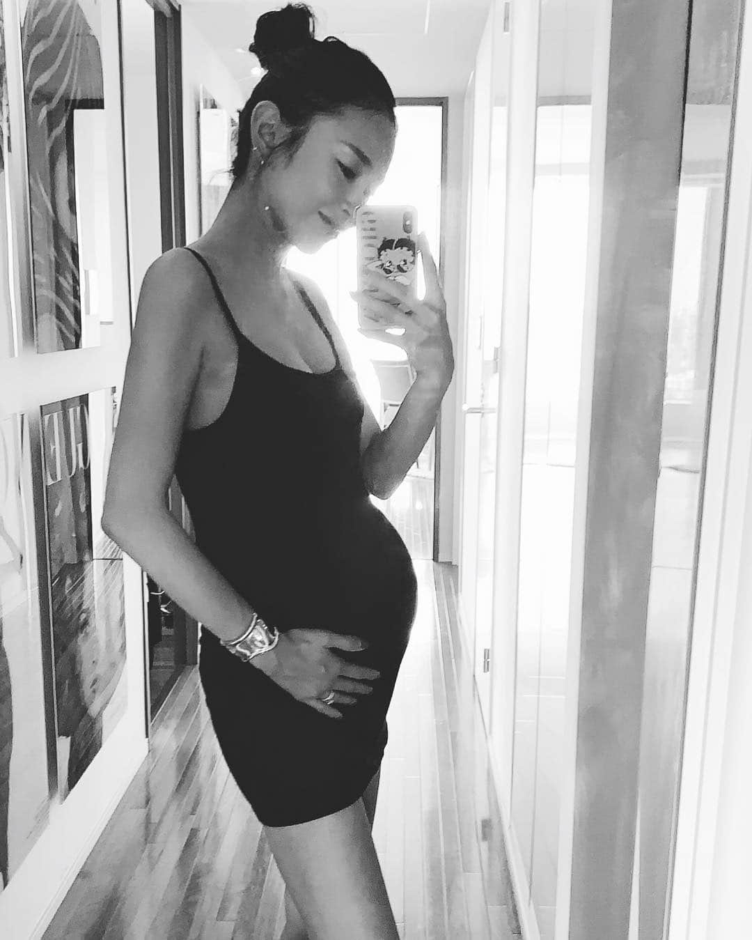asami0510のインスタグラム：「気付けばもう8ヶ月半になりました🤰 お腹もだいぶ大きくなってきて腰が痛かったり寝返りがしずらくて熟睡出来なかったり色々あるけど 毎日お腹の中で元気に動いてるみたいで激しいくらいの胎動が心の支えw👶💕 ＊  先生に目標体重＋10㌔と言われて今は ＋6㌔くらいなったから順調かな😙  妊婦って一心同体で神秘的！残りの数ヶ月の時間も大切に過ごそう❤︎ ＊  #記録用 #妊婦 #妊娠8ヶ月 #妊娠30週 #マタニティ #maternity #maternitylife」