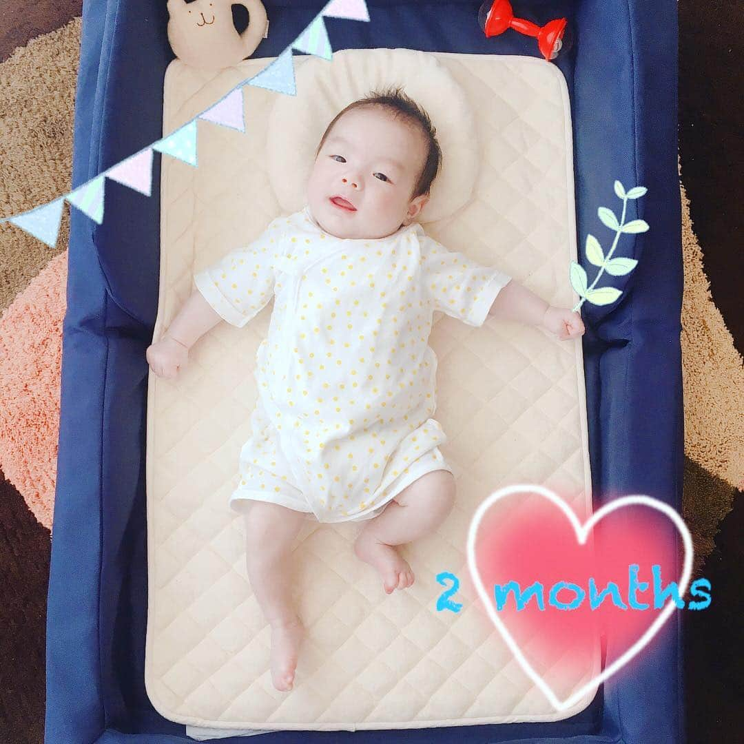 永峰絵里加さんのインスタグラム写真 - (永峰絵里加Instagram)「DAY 61 ♡ 2 months old today🌿  こどもの日に息子が生後2ヶ月を迎えました◎  前回の写真と比べると うん、大きくなってるねぇ。  ぷにぷにほっぺは更に成長中☺️ でも食べようとすると泣きます笑  床を蹴る力が強くなって気づくと上に少し進んでることも◎  アーとかウーという声で沢山おしゃべりも出来るようになりました٩( 'ω' )و  夜はまとめて5.6時間寝るようになり昼間に起きてる時間が長くなってきたかな🌷  お風呂は好き♡ その後綿棒で耳鼻そうじするのは大嫌い。これは変わらず😫  この1ヶ月は色々な人が会いに来てくれたのでこのまま人馴れもしてくれるといいなと思います^_^  明日も沢山遊ぼうね🎏 ・  #赤ちゃんの成長 #息子の成長記録 #生後2ヶ月 #生後61日 #あっという間に #すくすく成長中 #子育て記録 #2monthsold #baby #mybabyboy」5月5日 19時48分 - erikalmaz