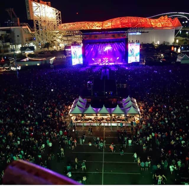 ロブ・ゾンビのインスタグラム：「Thanks to the 34,000 Zombie-heads in Jacksonville that came out to "get down". We are on that stage somewhere. #welcometorockville #robzombie」