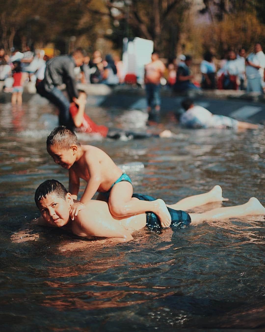 Chad Santosさんのインスタグラム写真 - (Chad SantosInstagram)「🇲🇽メキシコシティ⛲️ a 🏊🏻 #メキシコシティ #メキシコ #水泳 #子ども #streetphotography  #latinamerica #dailylife #mexicocity #hallazgosemanal #reportagespotlight #MexInstantes #mexico #baby #family」5月5日 14時28分 - elchadsantos