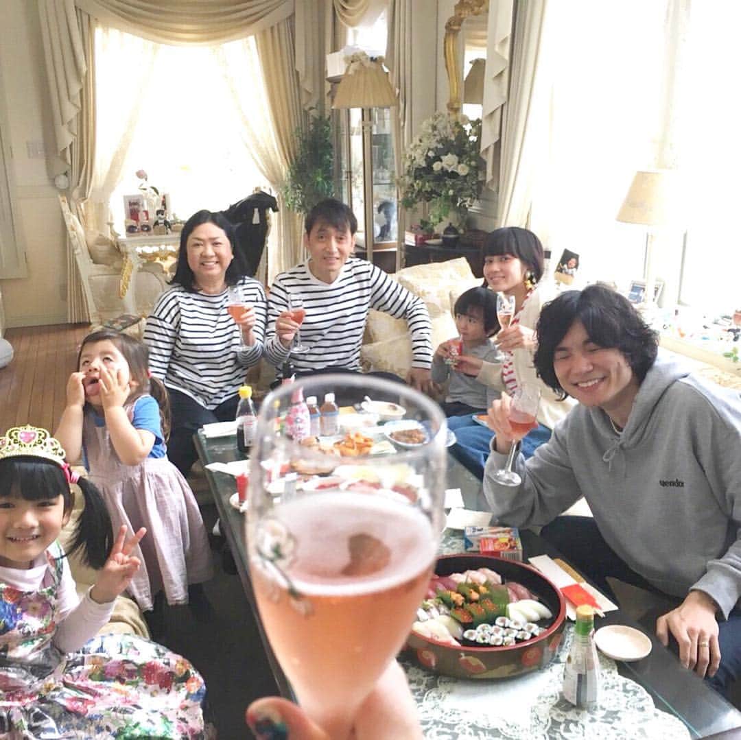 山口尚美のインスタグラム：「あけまして令和㊗️🌅✨ 叔父夫婦のお家にあね2親子と遊びに行きました💕🏠 美味しいご馳走と嬉しいおもてなしいっぱいの楽しい時間でした😭💓 しげきおじちゃん、ちよこおばちゃん本当にありがとう❣️❣️❣️ こちらの記事含め、ブログどんどこUPしてるので、良かったら見てねっ😄🌈✨」