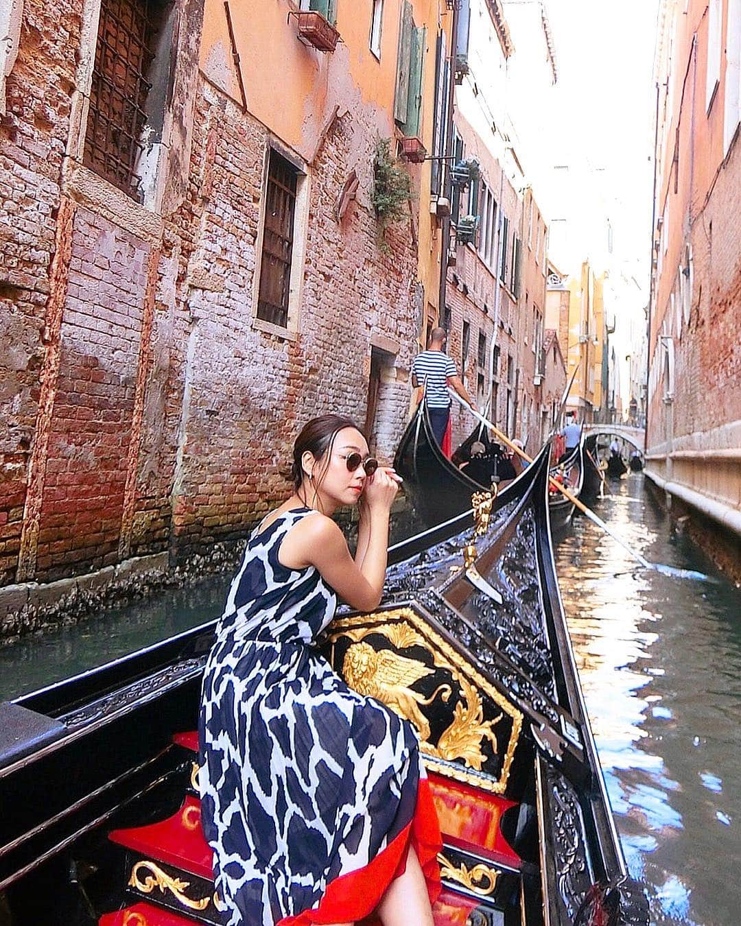 石田美奈子のインスタグラム：「#venezia #italy 🇮🇹 #canalgrande ⛵️✨ #ヴェネチアンゴンドラ ⚓️ . あぁ旅に出たい✈️💭 #ゴールデンウィーク 終盤は部屋の掃除で終わりそう😂 . . ✈️ → #minako_trip」