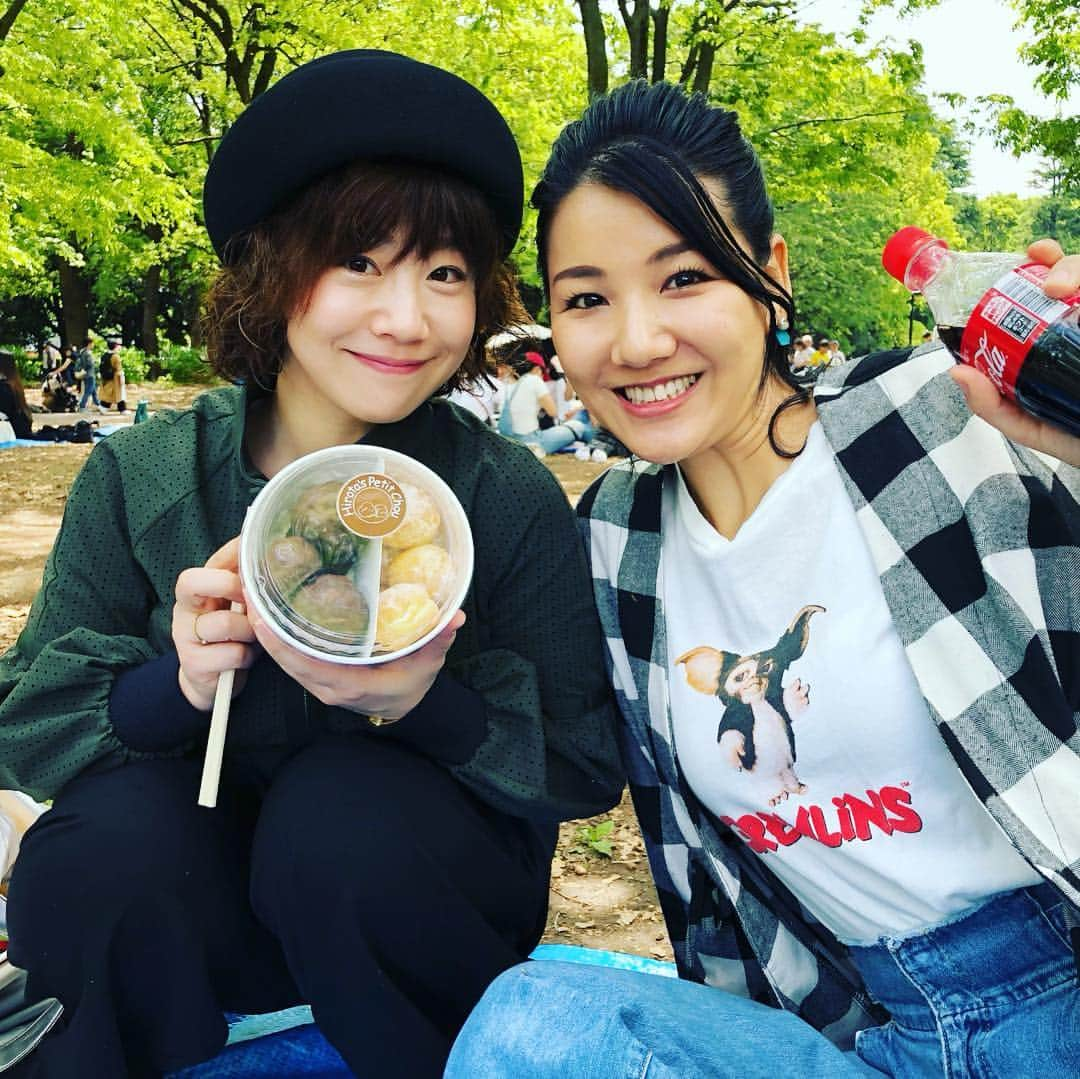 林家あずみさんのインスタグラム写真 - (林家あずみInstagram)「お世話になってる方からピクニックのお誘いをいただき、ぴっかりお姉さんも1時間だけ参加して下さいました😃❤️代々木公園で気持ちよかったです😆持ち寄った食べ物がインスタ映えもくそもない茶色一色🤣🤣お洒落感一切無し🤣🤣おっさんの宴が始まるみたいな色合い🤣ぴっかりお姉さんが持って来て下さった美味しいお洒落なシュークリームすら茶色でした😂😂😂😂楽しく気持ち良く癒されました😂❤️ #ピクニック #代々木公園」5月5日 14時48分 - kurohime424