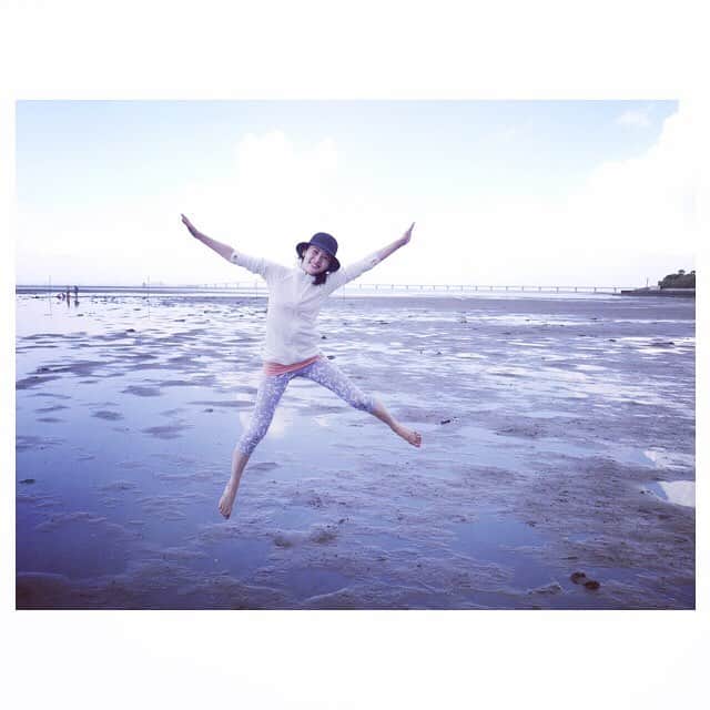 日高薫のインスタグラム：「潮干潮干狩りって楽しくて夢中になれちゃう😂❤️🐚 #娘ちゃん #はじめての #潮干狩り #🐚 #あさり #たまに #ハマグリ #何して食べようかな #💞#2歳 #女の子ママ #instagood #👨‍👩‍👧 #👴👵」