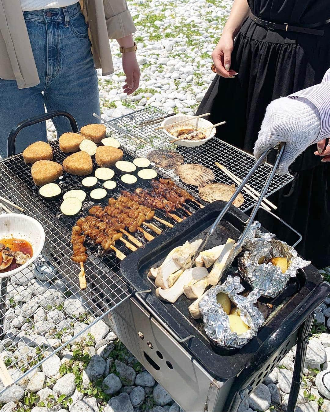 左近鈴乃さんのインスタグラム写真 - (左近鈴乃Instagram)「. 地元BBQ🍖☀️ . マーブルビーチは地元の誇り🌊笑 安定に朝から晩までずっといてた🤣 . とにかくうるさくてノリ良くて 協調性抜群なみんながだいすき💙 ふと考えるともう18年目の仲か、すごっ🤭❤︎ . #毎年恒例 #地元BBQ #地元愛  #マーブルビーチ #夕日百選 #相変わらずみんな声でかい #でもいつでも平和 #BBQのクオリティはお手の物⛺️🍖 #また夏もしようね #ありがとう❤︎」5月5日 14時51分 - suzuno_sakon