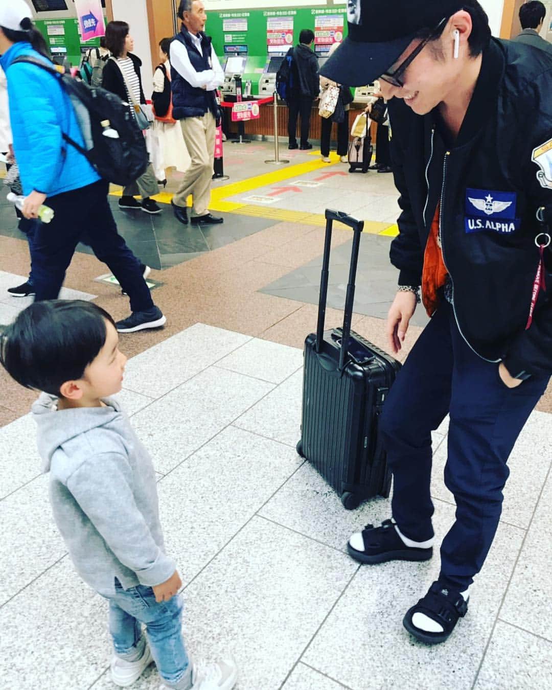 竹内寿のインスタグラム：「ゴールデンウイーク甥っ子に会った瞬間。この動揺してる感じが可愛い。  #甥っ子 #かわいい #ゴールデンウイーク」