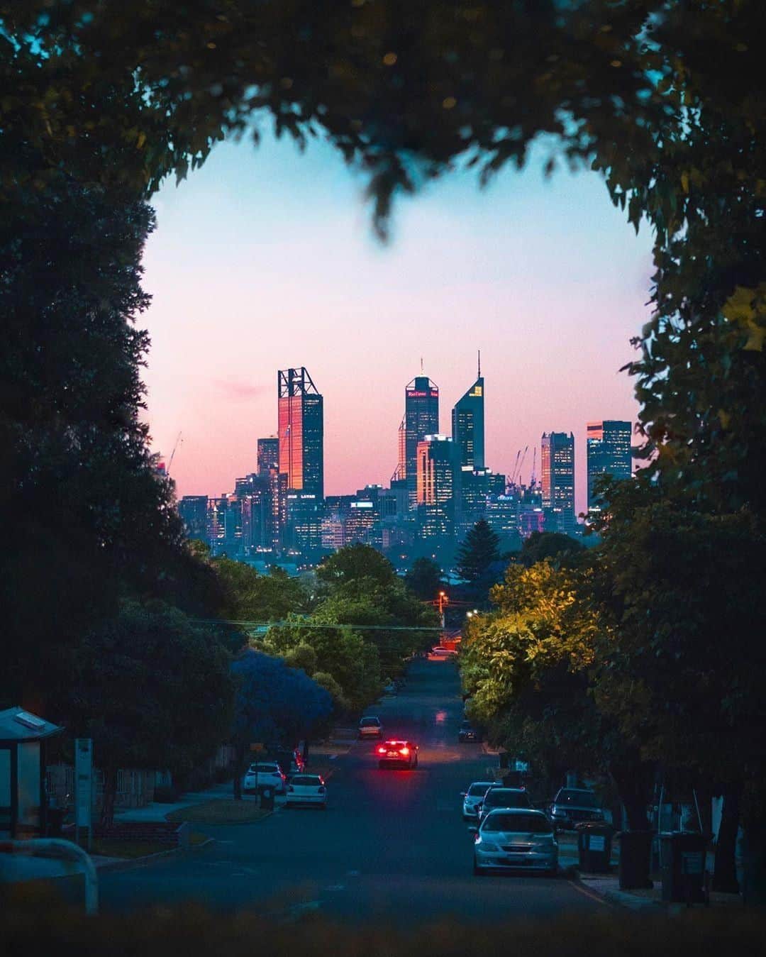 Australiaさんのインスタグラム写真 - (AustraliaInstagram)「From @destinationperth, with love. 💚 @el.picko captured this perfectly framed perspective of #Perth’s city skyline, which just about sums up how we feel about this @westernaustralia city. A walking tour is one of the best ways to explore all the fun things to do, see and eat around town - because what’s better than getting tips from a local guide? @eatthestreet.com.au takes you to all the best eating and drinking spots, while @perthurbanadventures leads cultural tours to look at street art and heritage areas, and @ohheywa will show you the best of Perth’s nightlife. There’s more than enough to keep you busy here, the only question is - how will you fit it all in?! 😜  #seeaustralia #justanotherdayinwa #seeperth #travel #architecture」5月5日 15時00分 - australia