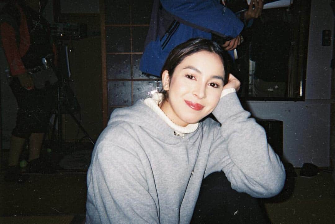 ジュリア バレットのインスタグラム：「She was made of all complicated things, but she always had a simplicity in the way she laughed. —@rmdrk  5.15 #betweenmaybes」