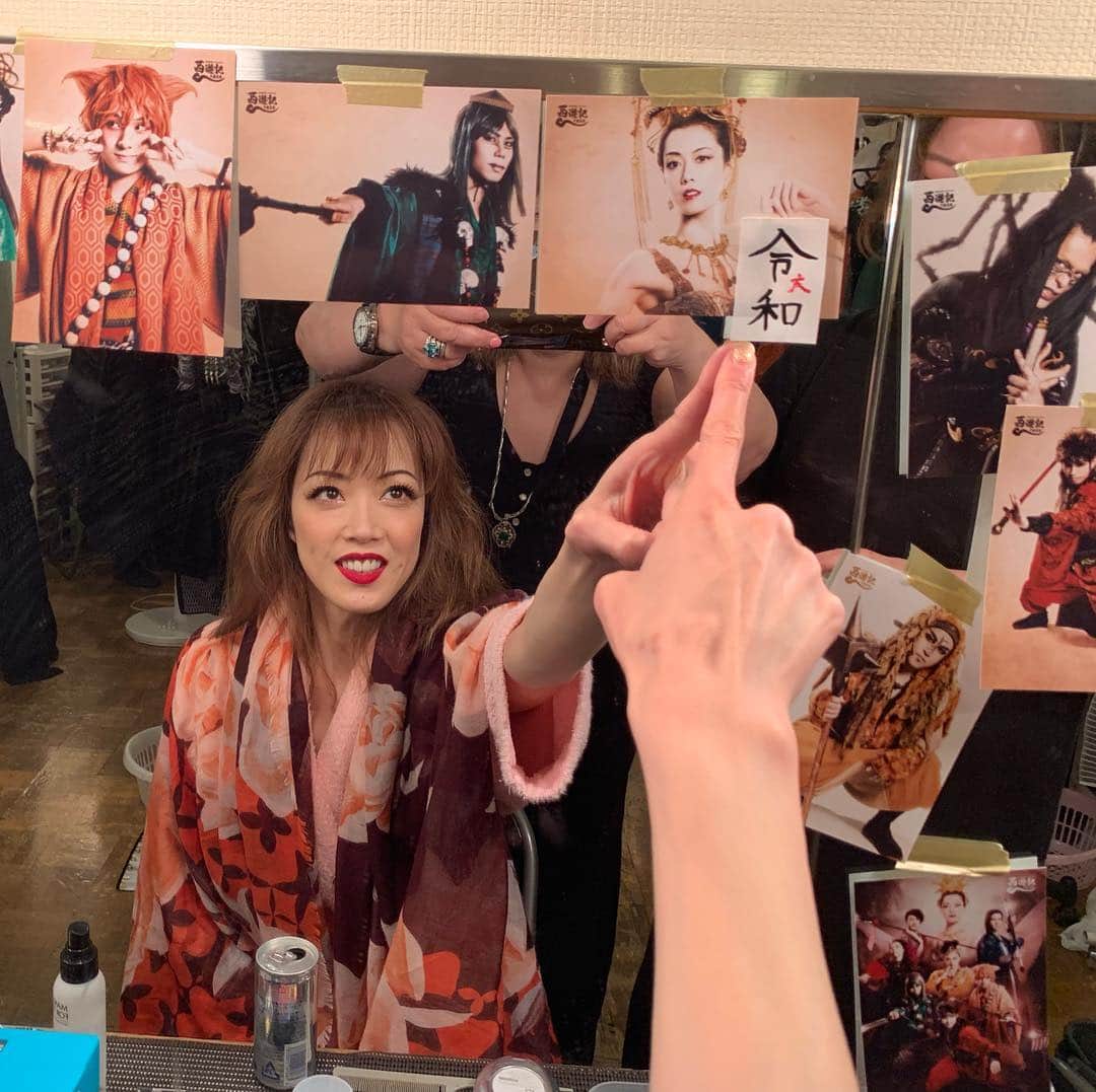 のインスタグラム：「こどもの日🎏今日は千秋楽  ヘアーメイク さん 💕素敵な冠👑を用意してくれて ありがとう❤️‼️ 令和に『大 』入れてくれてたー😂 . . . . #大和悠河 . . #大和悠河  #令和  #こどもの日#鯉のぼり  #端午の節句#yugayamato」