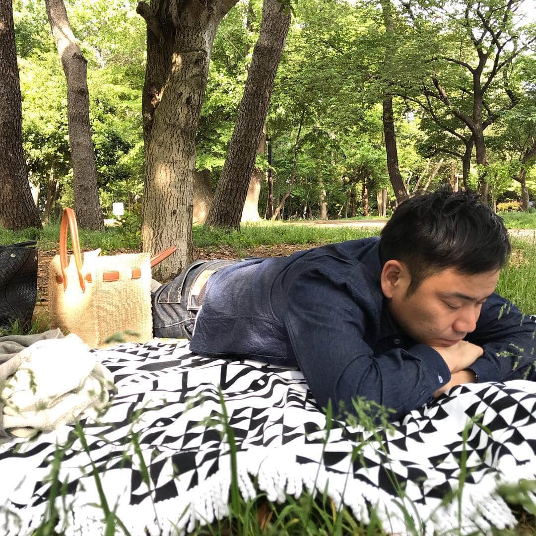 山本栄治さんのインスタグラム写真 - (山本栄治Instagram)「1円もかからない  幸せ😬  公園にラグマットを敷く  寝転ぶ‼️ これだけ👍  やっとゴールデンウィーク気分‼️ ㊗️令和 😬平和」5月5日 15時07分 - eiji7115