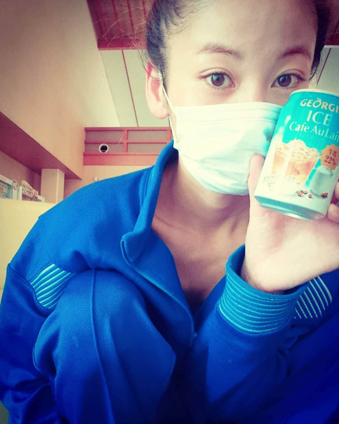 西山茉希さんのインスタグラム写真 - (西山茉希Instagram)「自動販売機が好きでして。 中でもこれがあるとテンションあがりまして。  母校体操着で銭湯帰りにも買ってみましたので。 記念撮影。  #愛すカフェオレ #愛す体操着 #33歳 #ジモトモに怒られた１枚 『やめろ。』 一撃で仕留められました。  #ファッションは自由だ #信じたい」5月5日 15時08分 - maki.nshiyama50