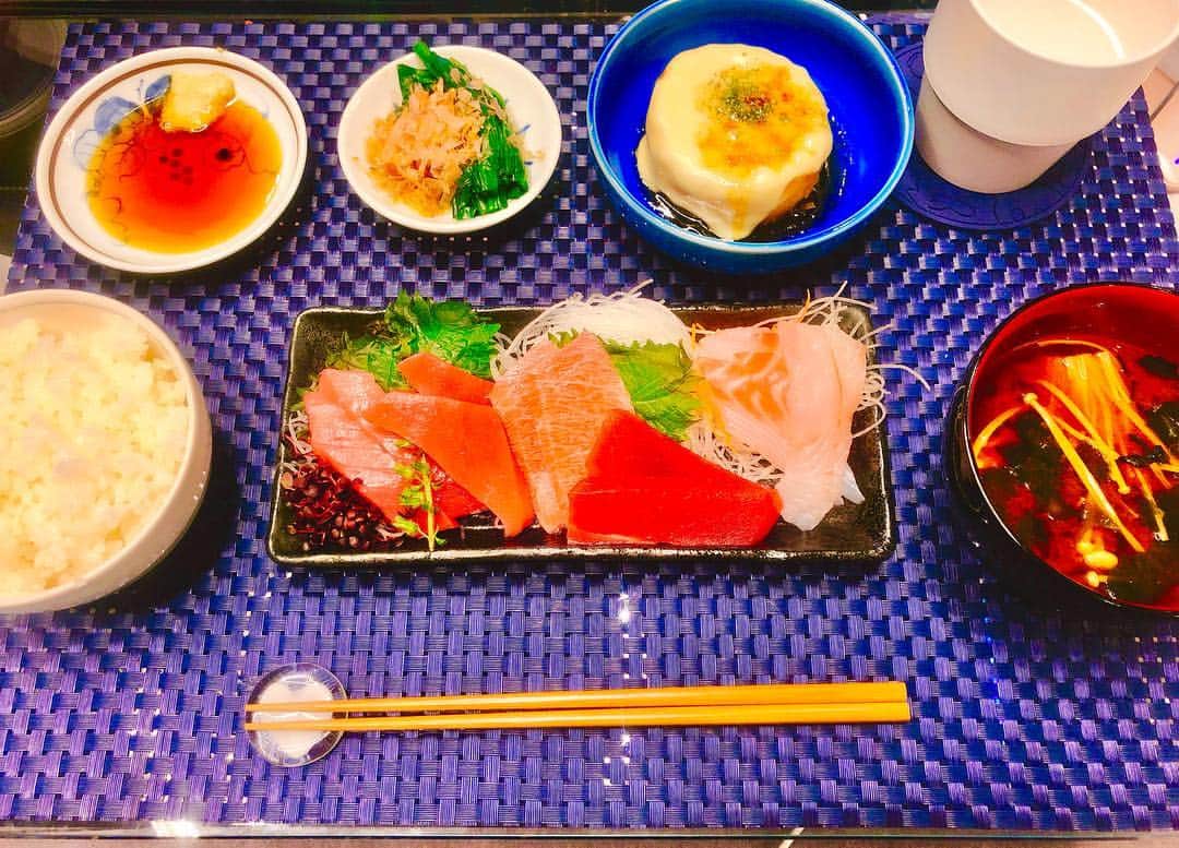 岡田栞奈のインスタグラム：「減量中で朝は基本無し、 夜ご飯もあまり華やかな 品数多めの献立を作っていないので写真を控えてました(笑) ・ ・ 最近のお刺身晩御飯🐟💗 和食の時は大根ステーキ出現率多めな我が家の献立です😁🌟 #かんなごはん #晩御飯 #家族ご飯 #自炊 #自炊女子 #主婦 #主婦活 #刺身 #大根ステーキ #和食」