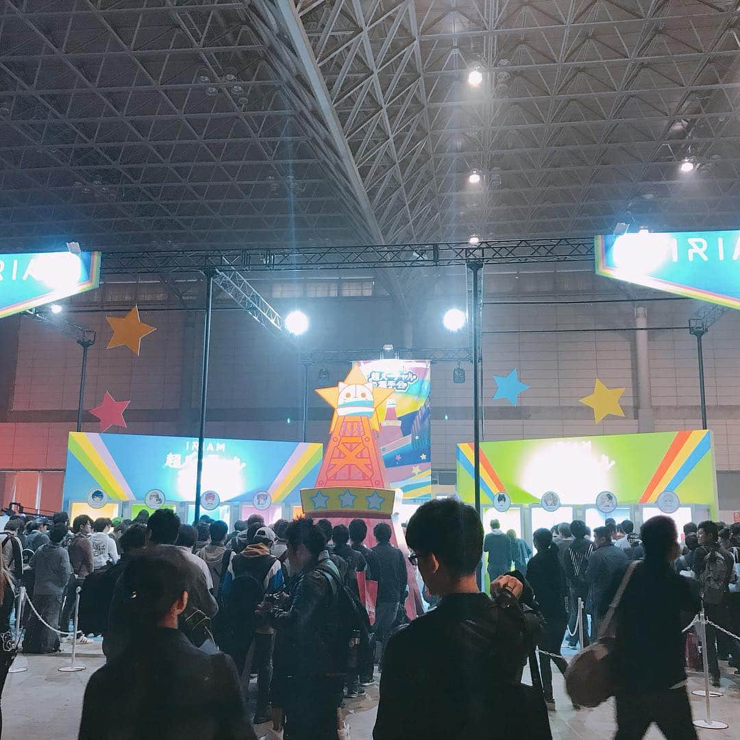 小桃さんのインスタグラム写真 - (小桃Instagram)「ニコニコ超会議2019！✨(續）  之後就到了別的場館！ 裡面有我很喜歡的Vtuber區域啊啊啊啊！☺️❤️❤️❤️ 再次看到ヒメヒナちゃん又去拍照了！跟一開始的場館一樣這裡也有跟她們互動的裝置！ 在屏幕裡是一個跟ヒメヒナちゃん一起的chatroom，打上句子她們就會有相應的互應啊！而且是會動的！✨（在旁邊的大屏幕反映） 一如往常活潑的她們真的超可愛！😍❤️ 場上當然有其他的Vtuber攤位！真的是超級多的！！有レオナちゃん有驚喜到！❤️ 之後也看到シロちゃん、アカリちゃん、ひなたちゃん等等的立繪版也衝上前拍照了！🤓✌🏻❤️❤️❤️ 可惜這場沒有愛ちゃん和月ちゃん呢！！😖💦 另外旁邊還有在舉辦著Live!!!! 這個場館有2個大舞台，其中一個是Vtuber的！ 碰巧當時是ヒメヒナ她們的Live！！在旁邊聽著也幸福！🥰❤️ 但因為攝影不許可就沒有拍了喔～ （續）  ig一次只能10張圖🤣！麻煩！！ #ニコニコ超会議2019 #ニコニコ超会議 #超会議 #vtuber #ヒナヒメ #hinahime #vtuberfesjapan2019」5月5日 15時15分 - siutao1126