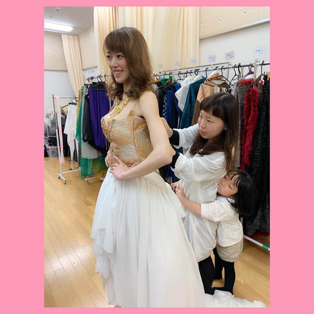 大和悠河さんのインスタグラム写真 - (大和悠河Instagram)「衣装さーん💕ありがとうございました！！ 可愛い❤️可愛い❤️お子ちゃまが、ママに、ピッタリくっついています。 . . . #大和悠河  #yugayamato  #こどもの日🎏  #端午の節句🎏  #鯉のぼり🎏」5月5日 15時15分 - yugayamato