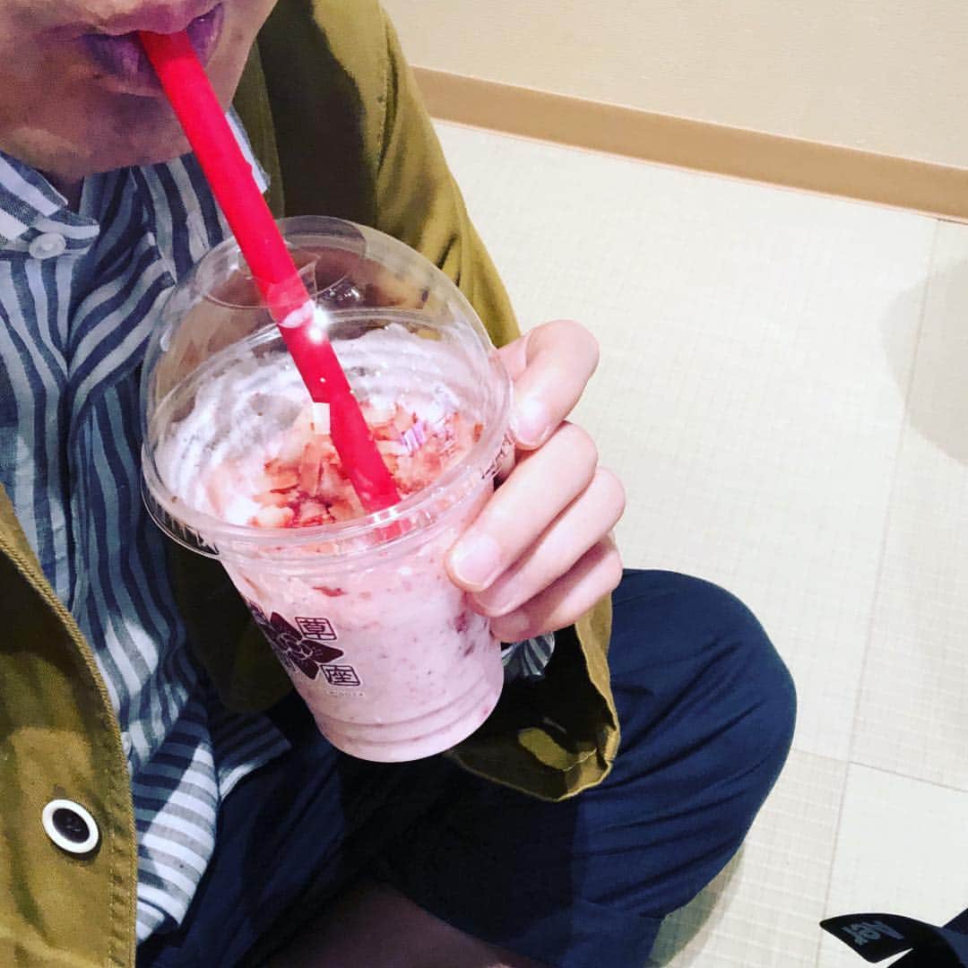 徳井義実さんのインスタグラム写真 - (徳井義実Instagram)「苺スムージー 苺16個と牛乳と少量の砂糖だけで作られてるんですって 感動的に美味い🍓」5月5日 15時17分 - tokui_yoshimi