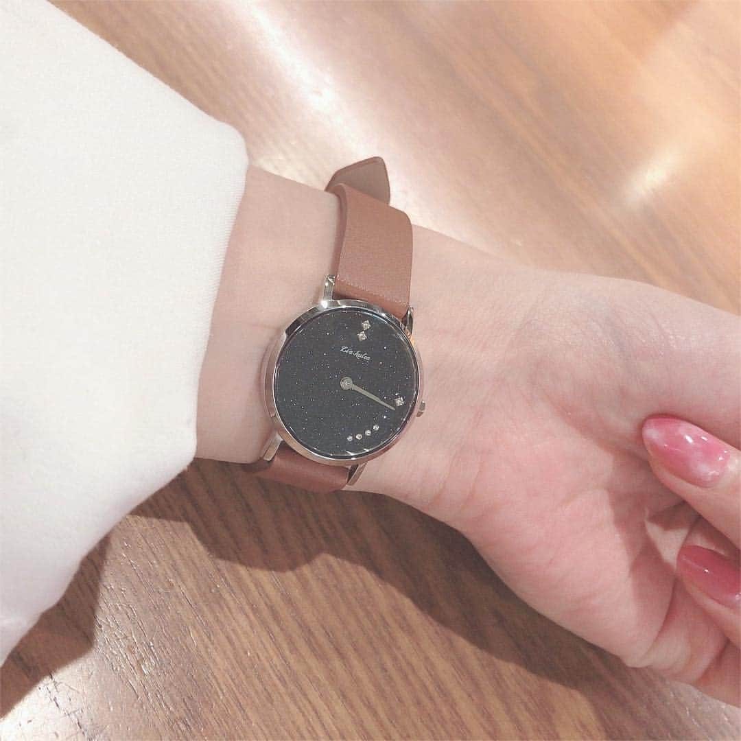 のインスタグラム：「liakulea の時計 この、キラキラとした文字盤が本当に可愛い💗 今日はシンプルな服と合わせて、時計をアクセントに！！ . @liakulea_japan 『ayaten1230』こちらのクーポンコード使用で10％OFF！！ ベルトの色のレパートリーも豊富なので、ぜひのぞいてみてくださいね👀 . . . #腕時計 #liakulea #腕時計 #時計 #腕時計倶楽部 #手元倶楽部 #ハワイ #aloha #hawaii #fashion #watch #アクセサリー #リアクレア #コーデ #手元コーデ」