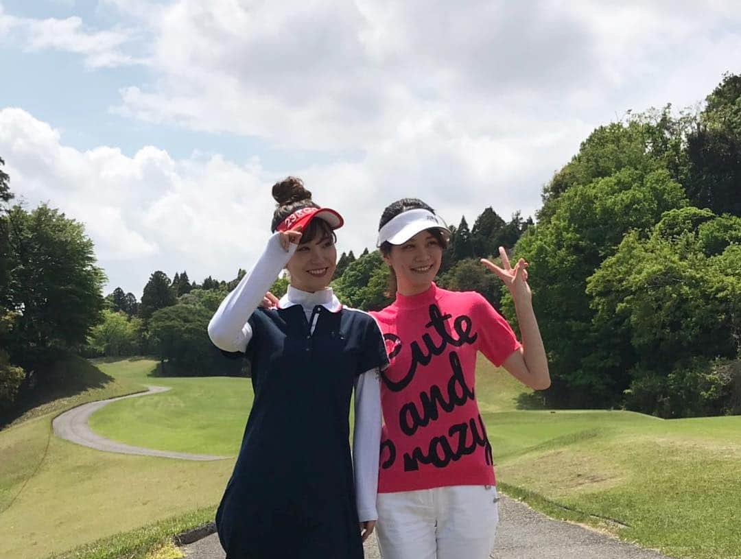 西村いちかさんのインスタグラム写真 - (西村いちかInstagram)「・スタバのイチゴがゴルフの後だとより美味しい🍓 ・楽しくラウンドさせてくれたキャディさんの栞ちゃんと😍 ・恥ずかしいスローで昨日のスイング😂 ・どこを向いてるんやフォト」5月5日 15時36分 - ichika_nishimura