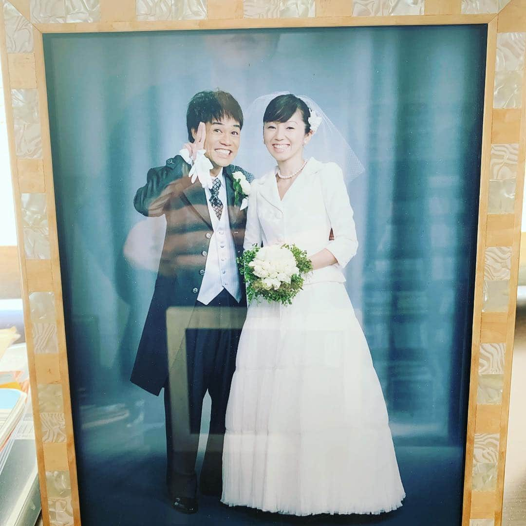 名倉潤のインスタグラム：「こどもの日。 結婚記念日💒 14年ますます絆が深くなってる😊 いつもありがとう😊 #これからもよろしく #手紙と花とプレゼント #感謝しかない」