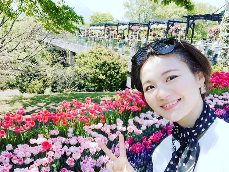 桜帆ゆかりさんのインスタグラム写真 - (桜帆ゆかりInstagram)「GWはとっとり花回廊へ🥰 お天気にも恵まれてお弁当🍱持ち込みでピクニック🌞 . . チューリップ、時期もバッチリカラフルで可愛い🤩🌈🌷✨ . . . 帰りは  #三朝館  @misasakan  で薔薇風呂入ってお花三昧🥰❤️🌹の一日✨✨ . . . . . #とっとり花回廊  #tulips  #tottori  #flowers  #インスタ映えってやつ  #キューケンホフ公園行きたい  #三朝館  #薔薇風呂  #最高にいい香りするやつ」5月5日 15時38分 - chahoroo93