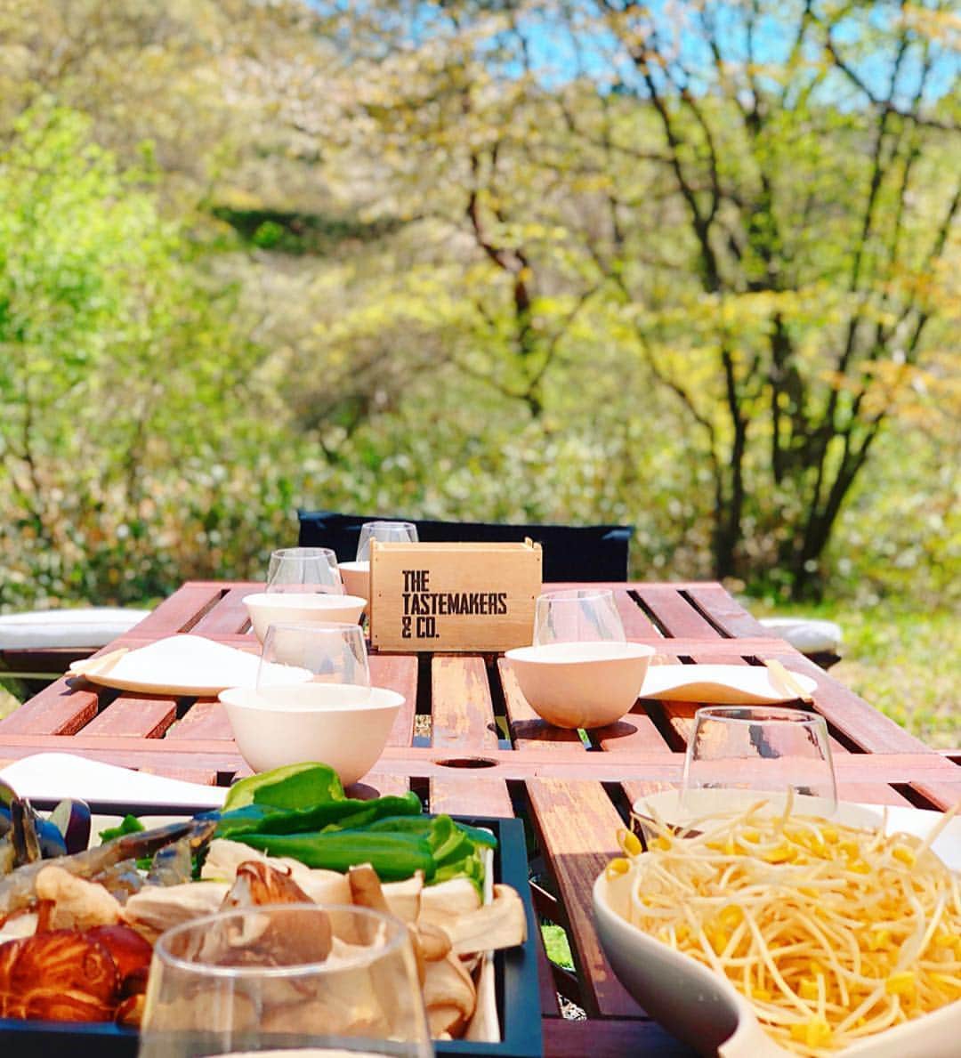 内山理名さんのインスタグラム写真 - (内山理名Instagram)「BBQ🥂🍋 ・ 採れたて しいたけに 手打ち蕎麦〜。畑仕事をしたので 昼からのシュワシュワが美味しい。  いただきます と 心を込めて🙏 ・ #gw2019 #bbq #nature #いただきます #farm」5月5日 15時38分 - rinauchiyama_official