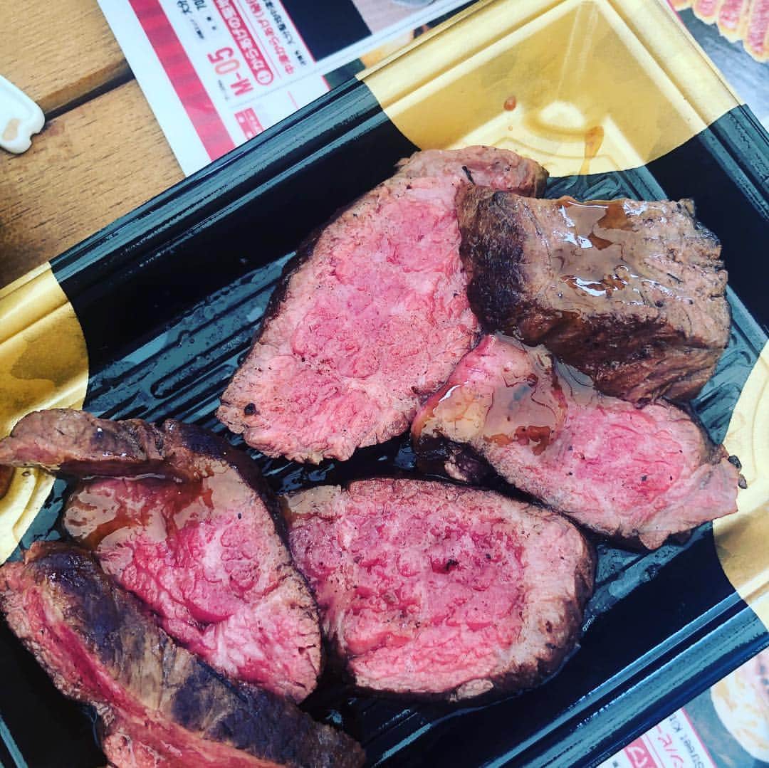 清水あすかさんのインスタグラム写真 - (清水あすかInstagram)「#お台場 #肉フェス #大混雑 だけど、#VIP席 に 入ったら並ばずに食べれました。 5人で行ったので、色んな種類を食べれました。  #肉 #meat #odaiba」5月5日 15時43分 - asukahime1015