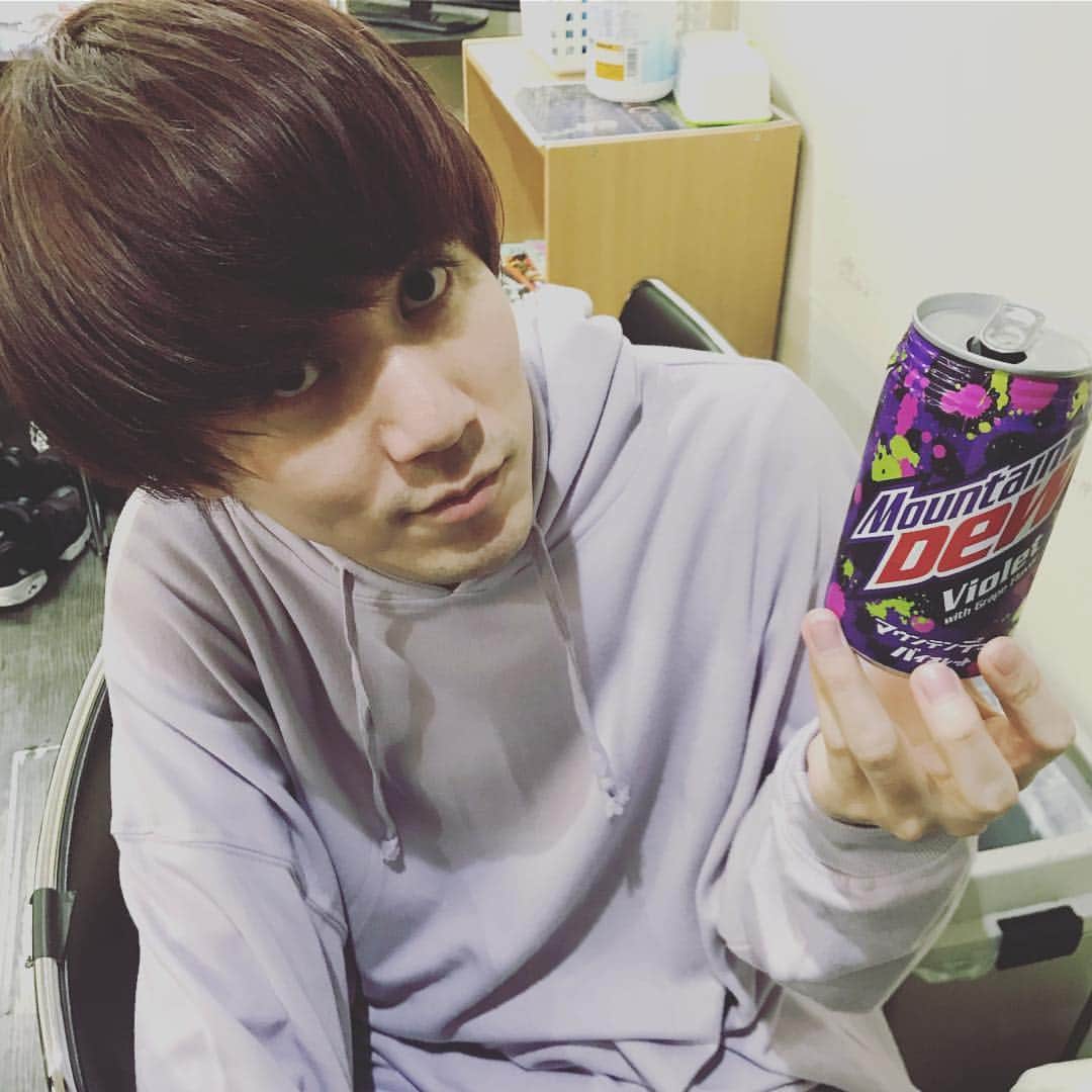 米田貴紀のインスタグラム：「大好きやったMountainDewのグレープ復活してますやん❗️😲 サントリーさんありがとうございます🙇‍♂️ #夜の本気ダンス  #moutaindew #サントリー」