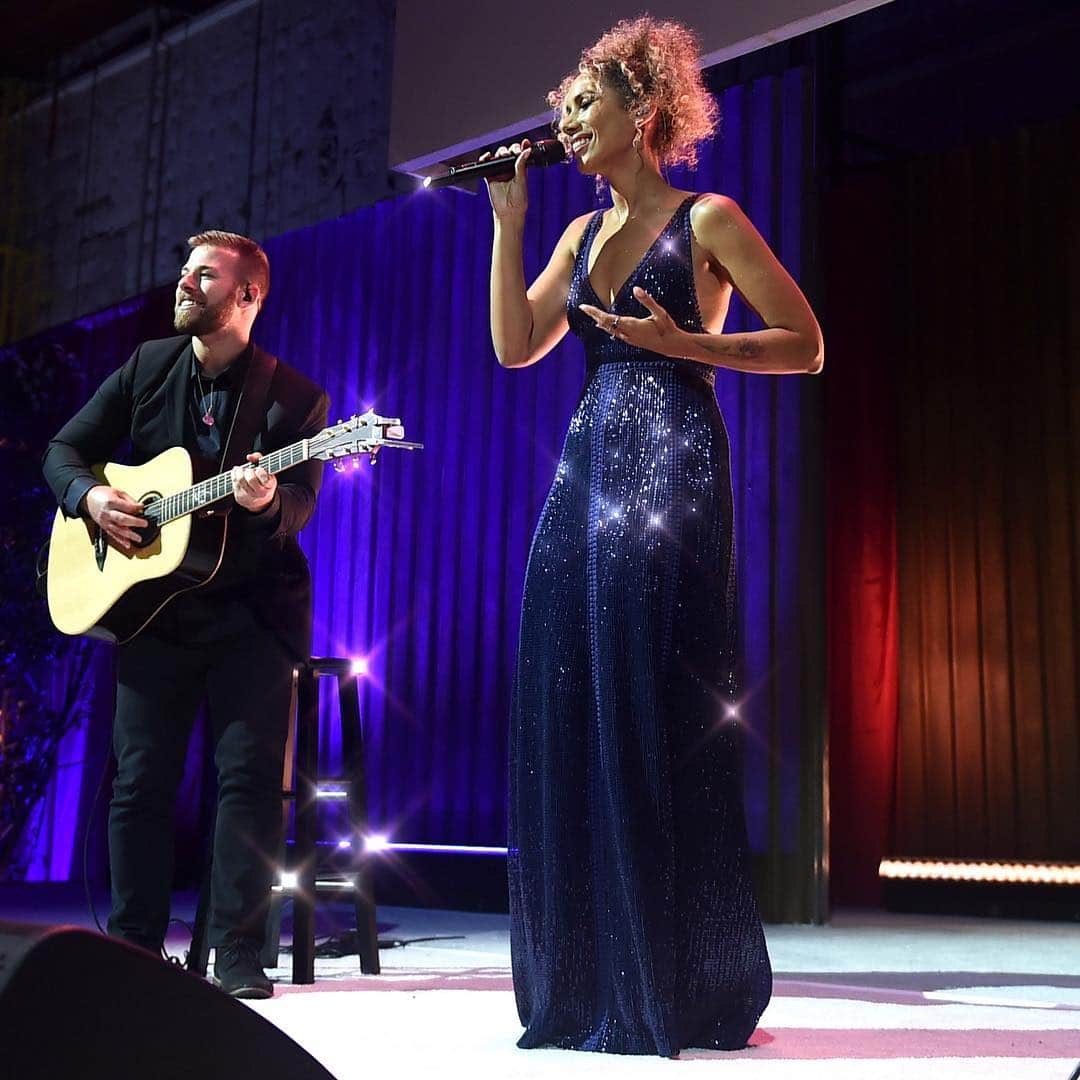レオナ・ルイスのインスタグラム：「Always an honor singing for @humanesociety I don’t know what I’d do without you! I stand with you on the frontlines fighting for animal welfare. I know one day we will get to a place where all humans show compassion for our animal friends 💙」