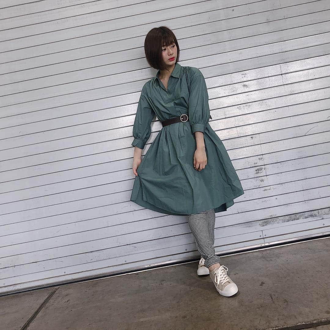 深川舞子のインスタグラム：「握手会ありがとうございました！ 今日は少し珍しいグリーンの ワンピースです！ 色が可愛いですよね！ ワンピースとしてもズボン履いて カジュアルにもなれる！  そして靴も一目惚れして買いました😊  #ootd #GU #heather」