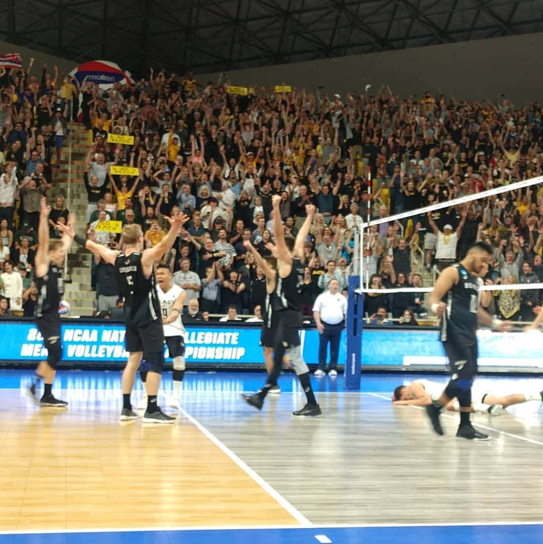 USA Volleyballさんのインスタグラム写真 - (USA VolleyballInstagram)「Long Beach State ⛱️ beats Hawaii 🌈, 23-25, 25-22, 25-22, 25-23 in the #NCAAMVB final. It's the Beach's 2nd-straight title.」5月5日 15時56分 - usavolleyball