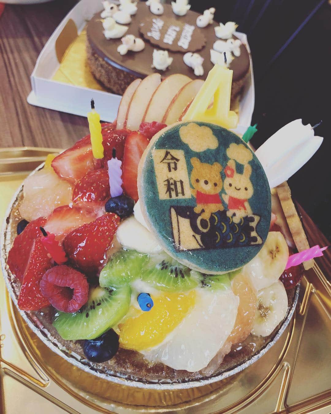 LOVEのインスタグラム：「友人宅にてダブルハピバランチ！ (寝坊。クズ。) 1歳児とパンダのダブルうつ伏せ寝。 寝かしつけハミングソング 「月曜はお外で生放送〜 火曜はお洗濯しわすれて〜 水曜もお洗濯しわすれて〜 週末一曲ミックスあがって〜 今日は夜にネットでライブをするんだよぉ〜」 ...よく寝れましたね、1歳児。  今夜ツイキャスライブ、諸事情により20:15からスタートになりました！ 見てねー！」
